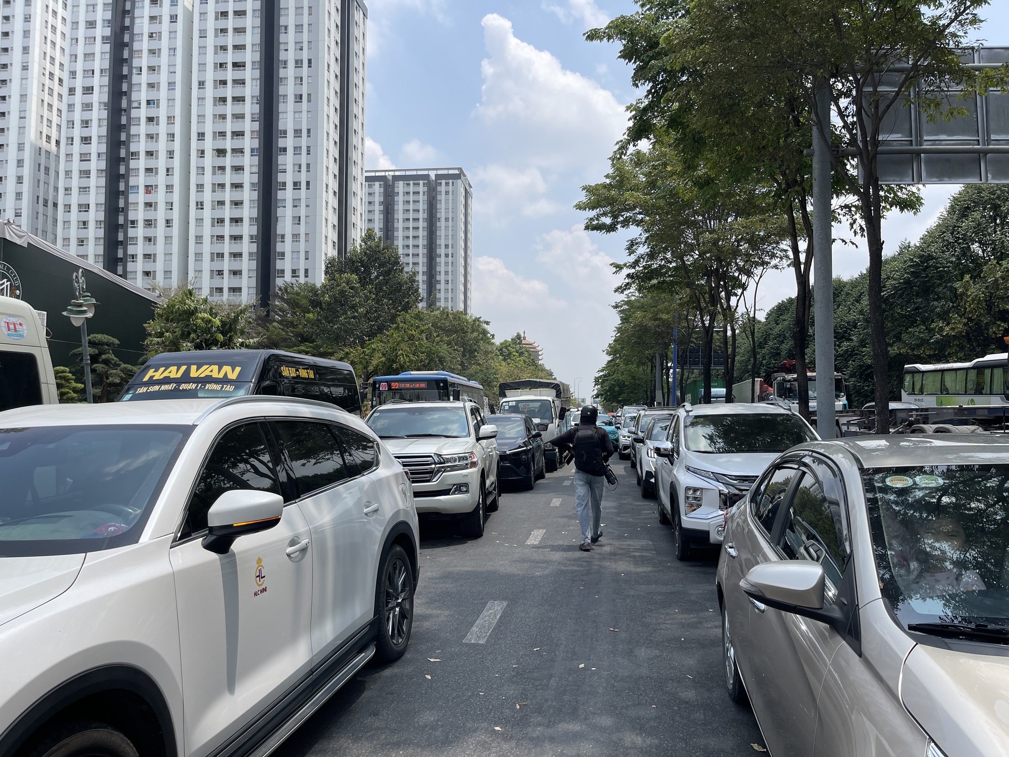 Phía Đông TPHCM đang xảy ra ùn ứ giao thông kéo dài - Ảnh 3.