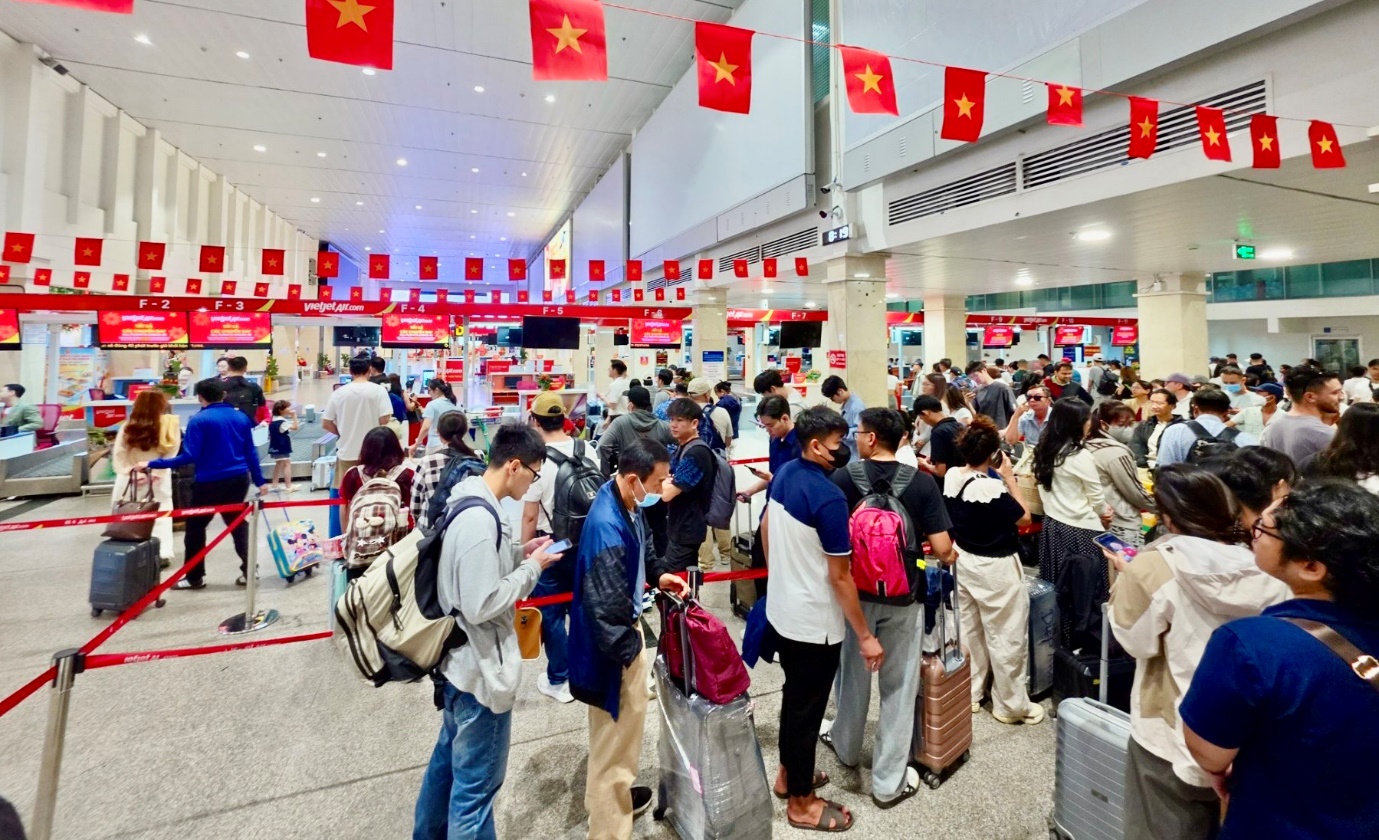 Sắc đỏ Vietjet lan tỏa niềm tự h&agrave;o Việt Nam tr&ecirc;n độ cao 10.000 m - Ảnh 2.