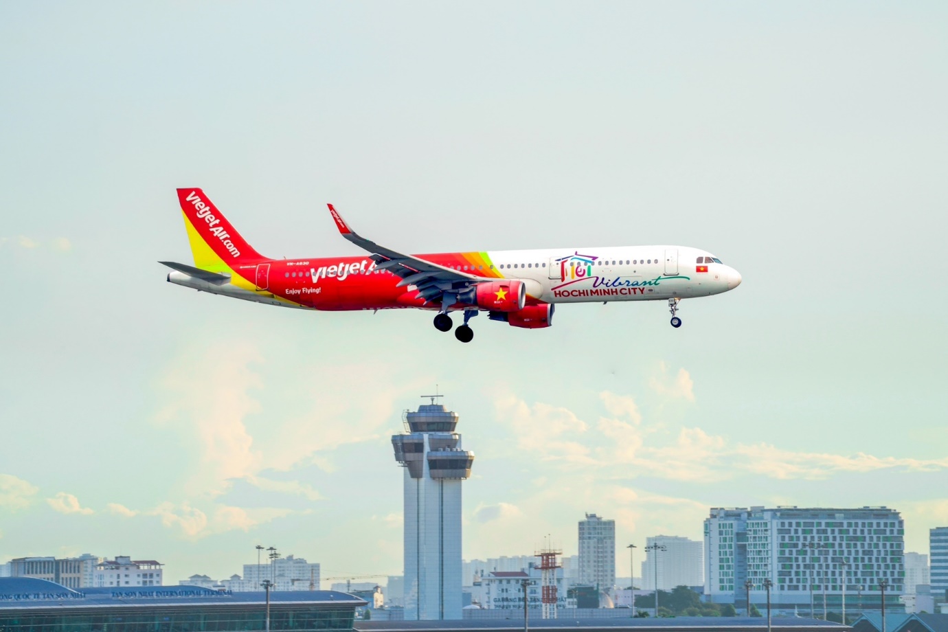 Sắc đỏ Vietjet lan tỏa niềm tự h&agrave;o Việt Nam tr&ecirc;n độ cao 10.000 m - Ảnh 5.