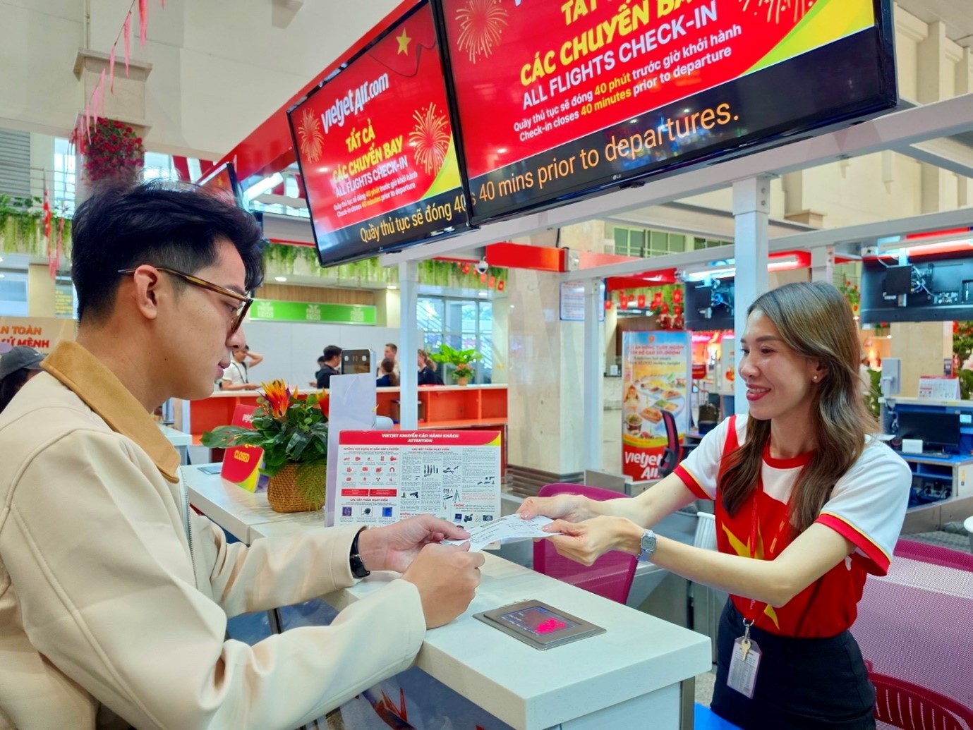 Sắc đỏ Vietjet lan tỏa niềm tự h&agrave;o Việt Nam tr&ecirc;n độ cao 10.000 m - Ảnh 3.
