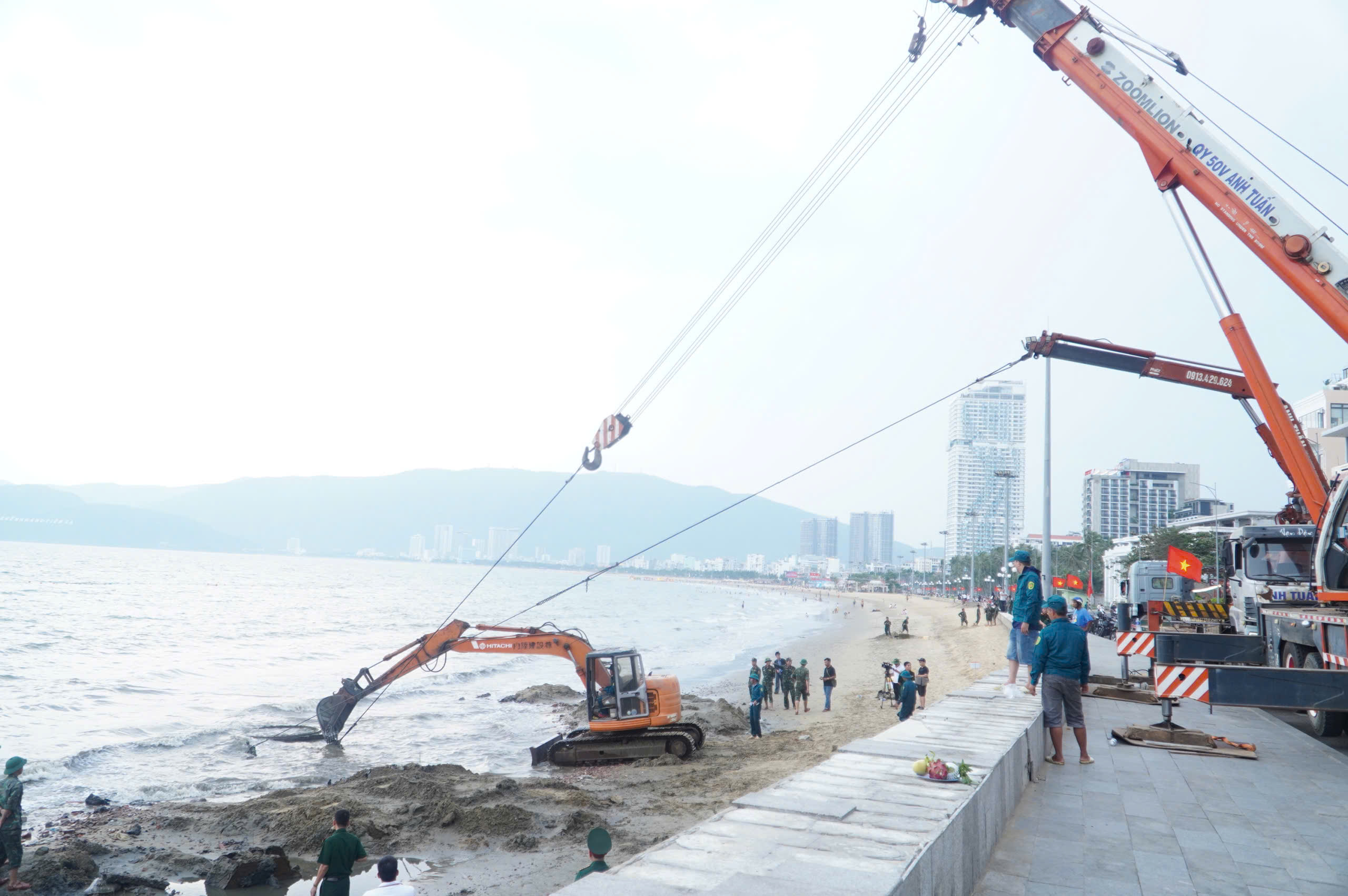 Cận cảnh trục vớt x&aacute;c xe tăng v&ugrave;i s&acirc;u dưới b&atilde;i biển Quy Nhơn - Ảnh 18.