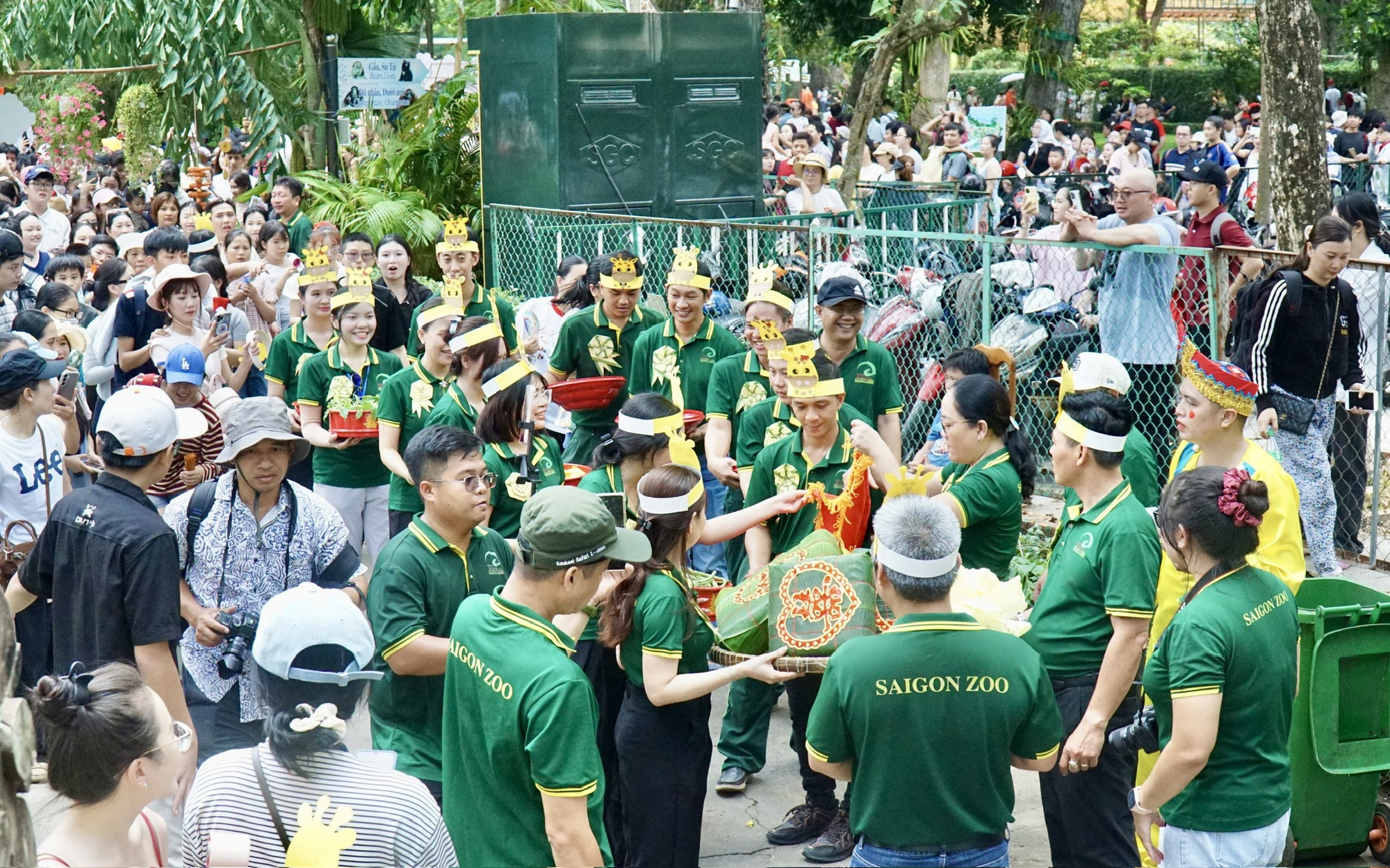 Phi Phi rước dâu, Thảo Em "theo chồng về dinh" tại Thảo Cầm Viên