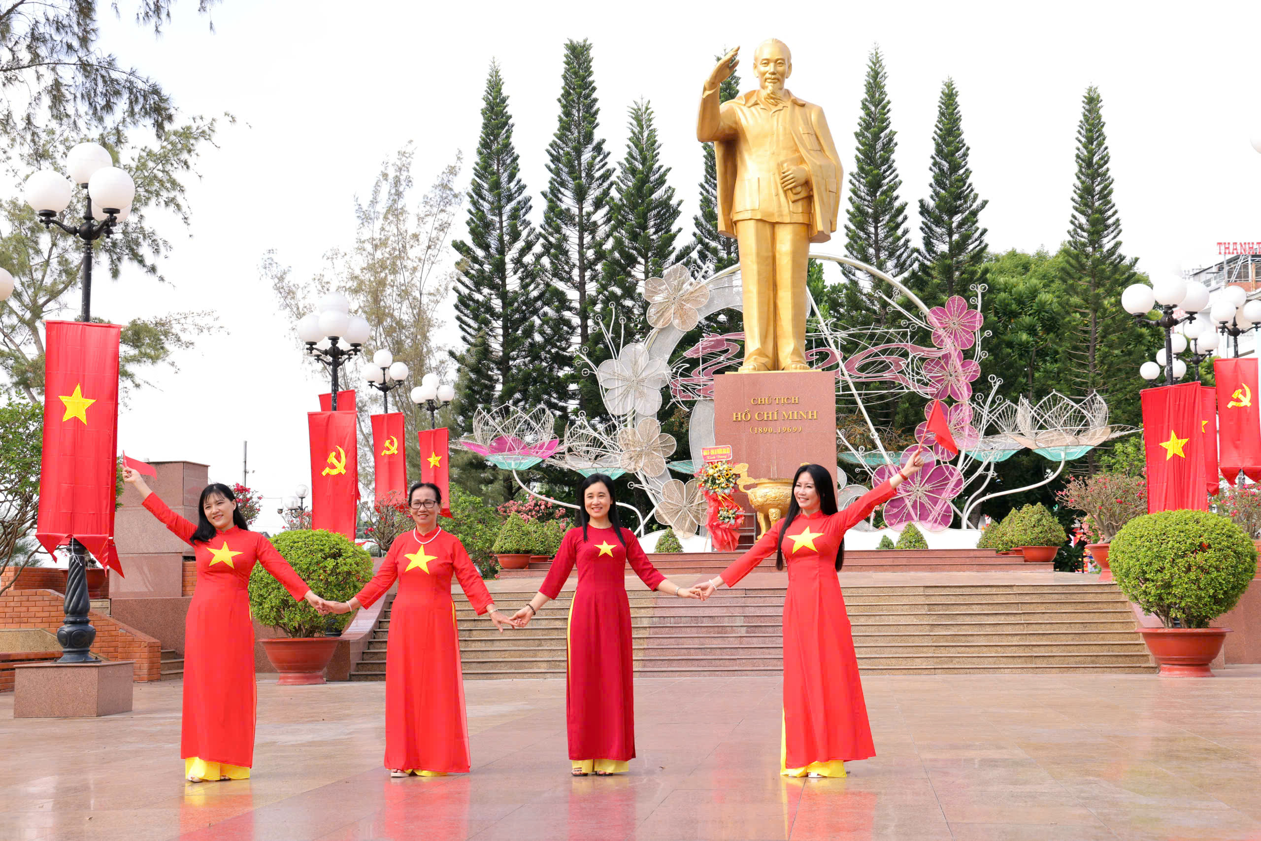 Cần Thơ rực rỡ mừng ng&agrave;y thống nhất đất nước 30 - 4 đầy tự h&agrave;o - Ảnh 8.