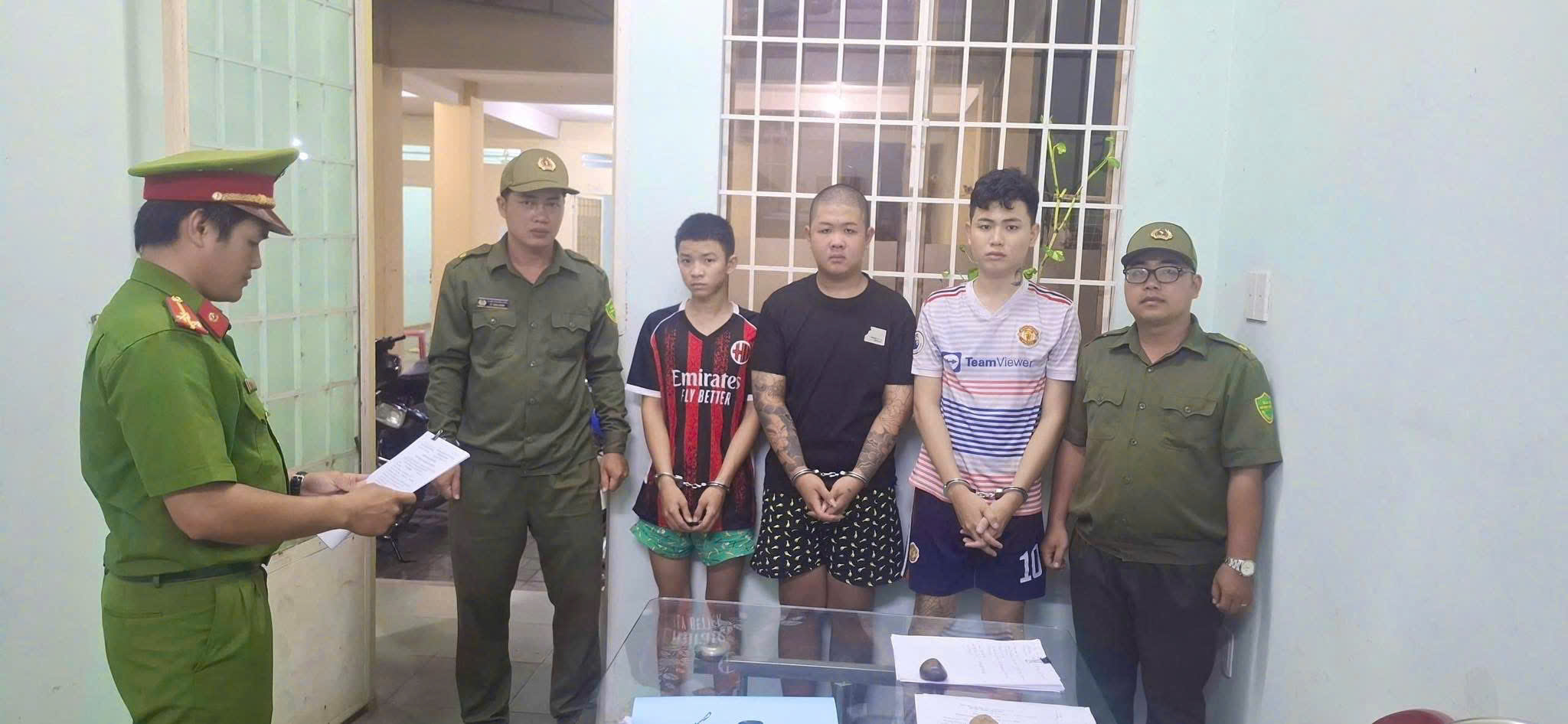 Khởi tố nh&oacute;m thanh ni&ecirc;n nẹt p&ocirc; v&agrave; mang hung kh&iacute; g&acirc;y rối trật tự ở T&acirc;y Ninh - Ảnh 1.