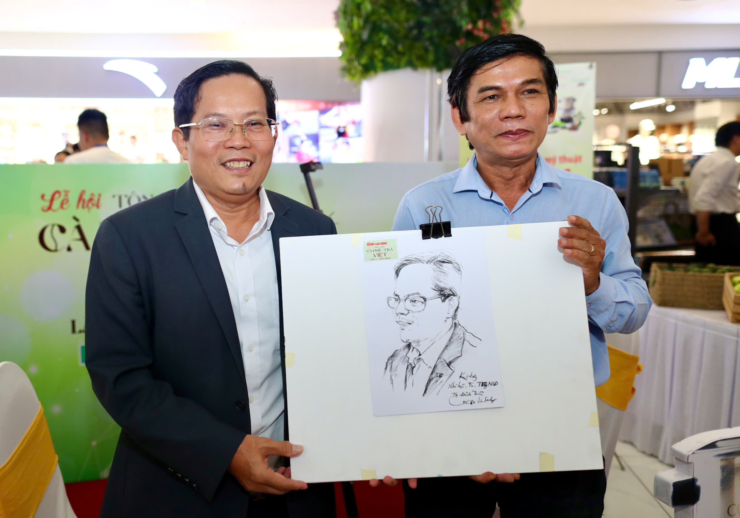 Họa sĩ Lê Sa Long hút khách tại Lễ hội Tôn vinh Cà phê - Trà Việt 2026 - Ảnh 2.