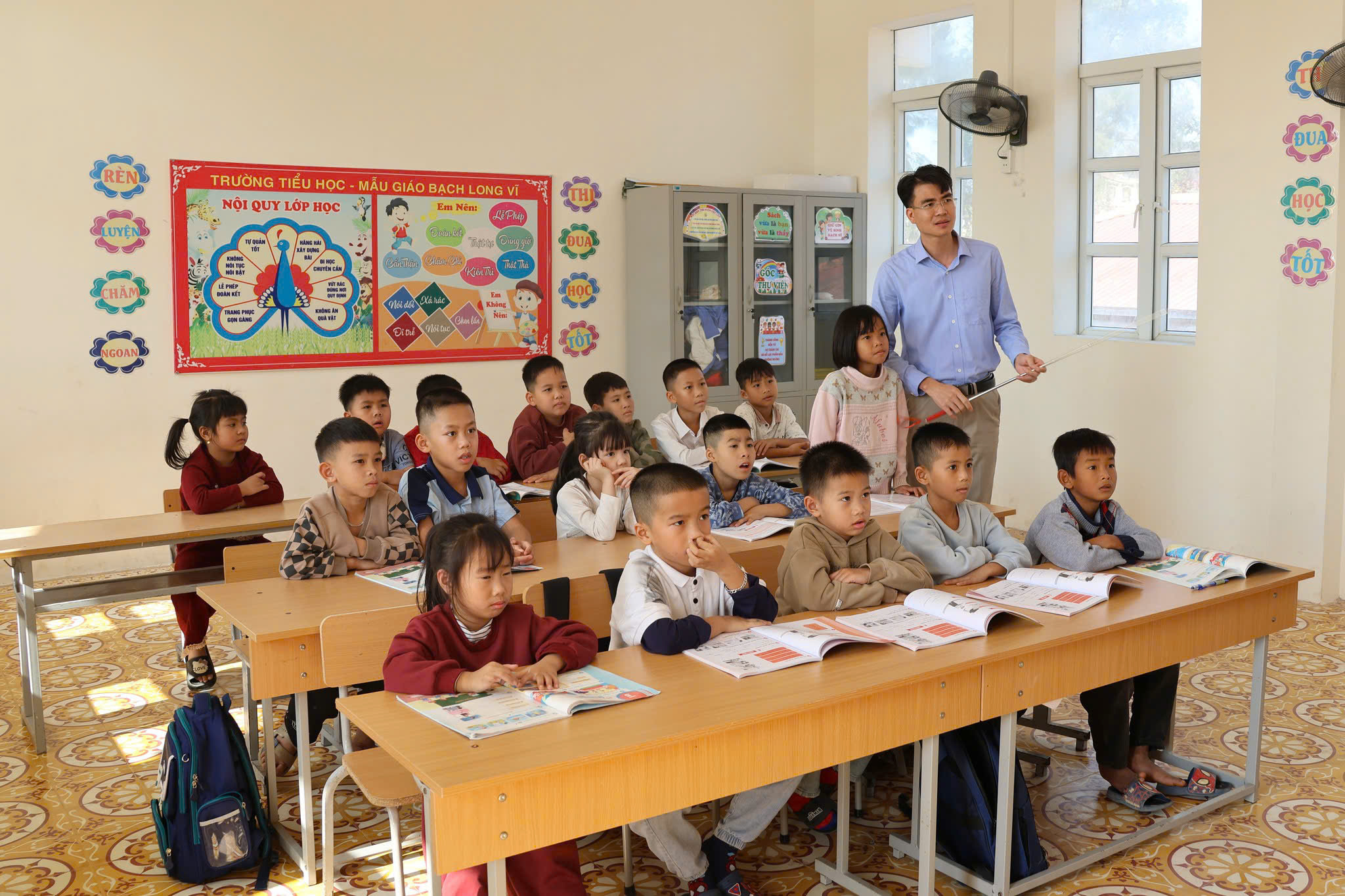 NGƯỜI THẦY KÍNH YÊU: Điểm tựa vững chãi để vươn lên - Ảnh 1.