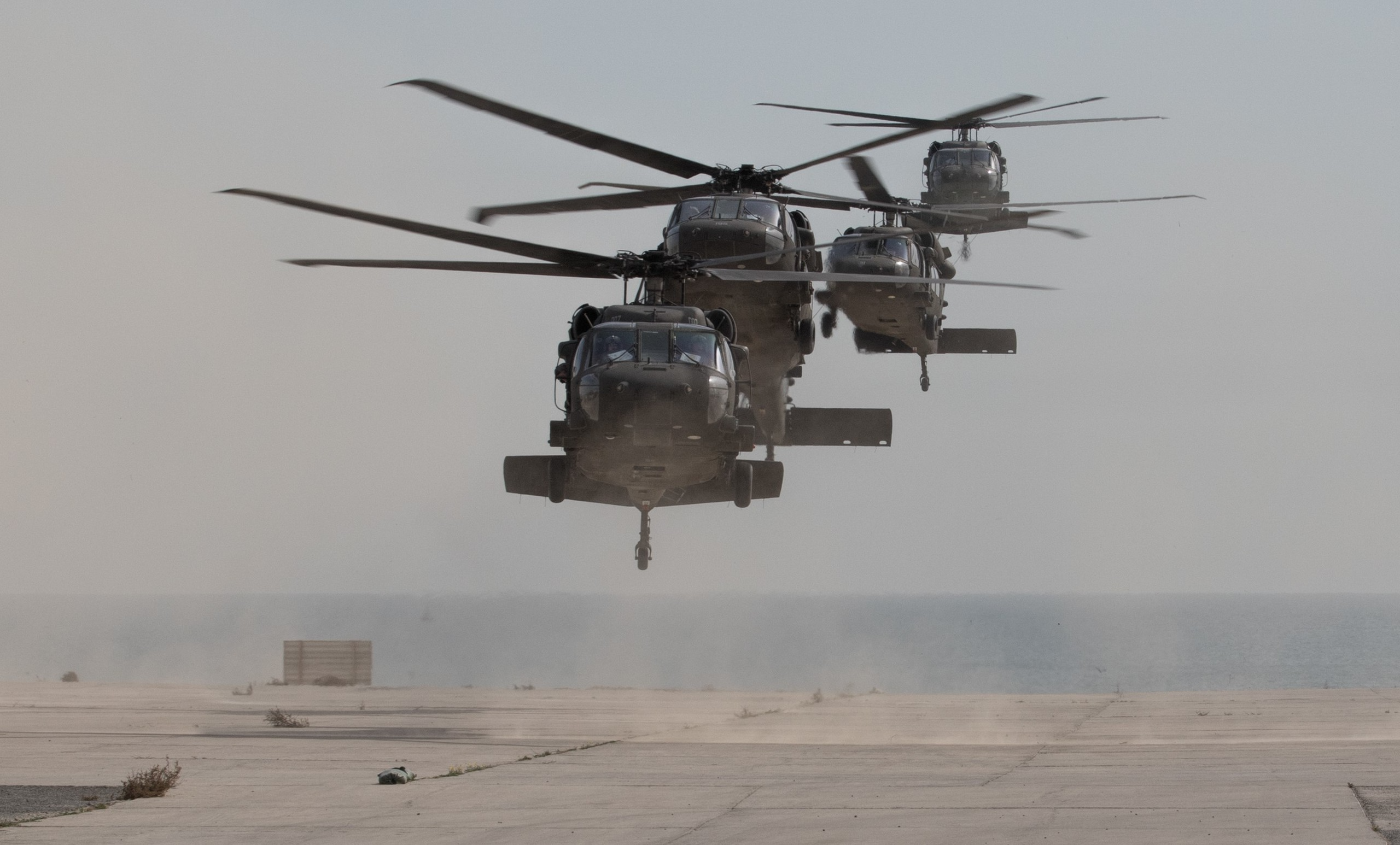 Iran tuy&ecirc;n bố bắn hạ 3 m&aacute;y bay Mỹ tham gia cứu phi c&ocirc;ng F-15, Mỹ n&oacute;i tự hủy - Ảnh 1.