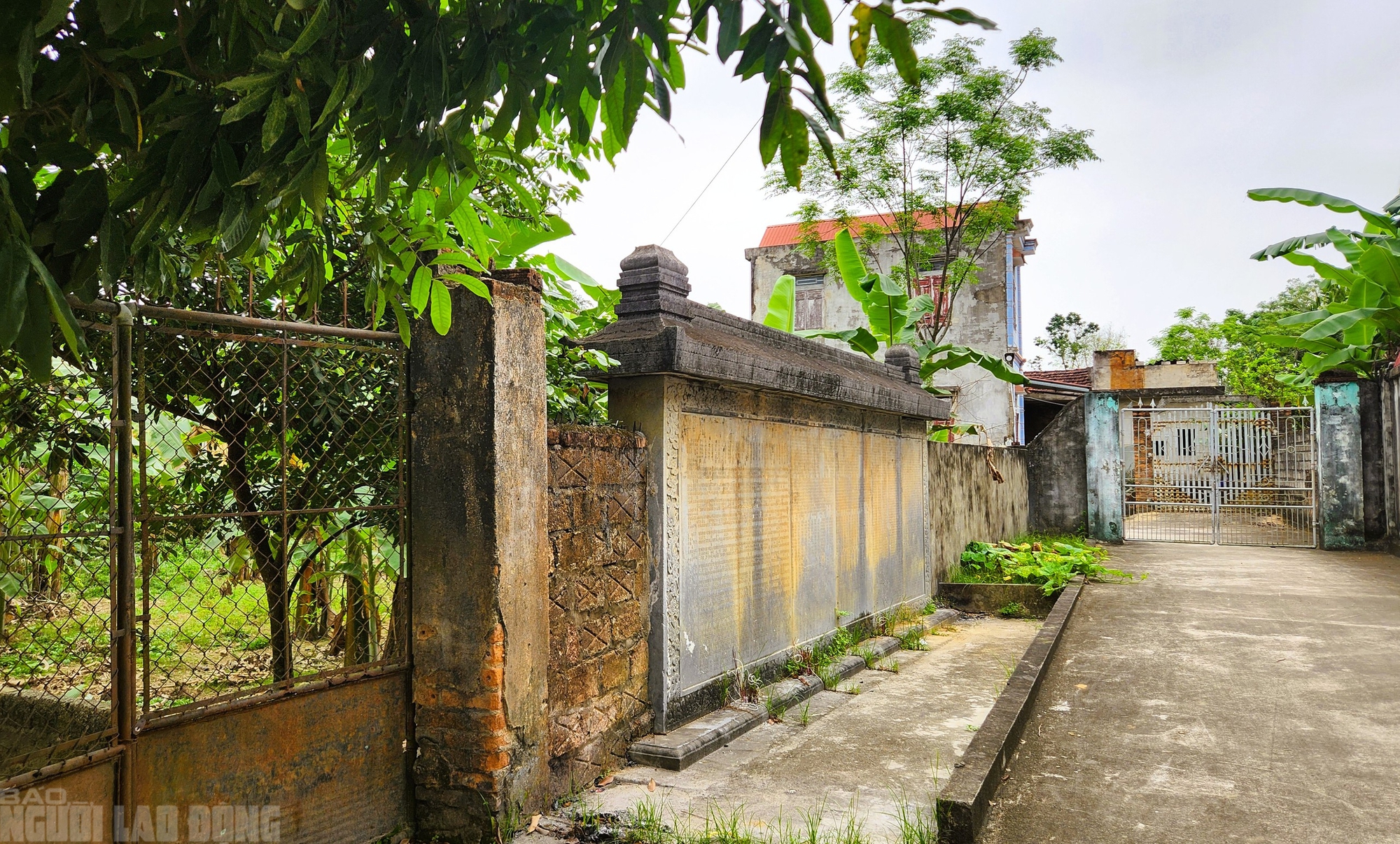 Bia cổ hơn 300 năm ở Thanh H&oacute;a th&agrave;nh tường r&agrave;o nh&agrave; d&acirc;n - Ảnh 1.