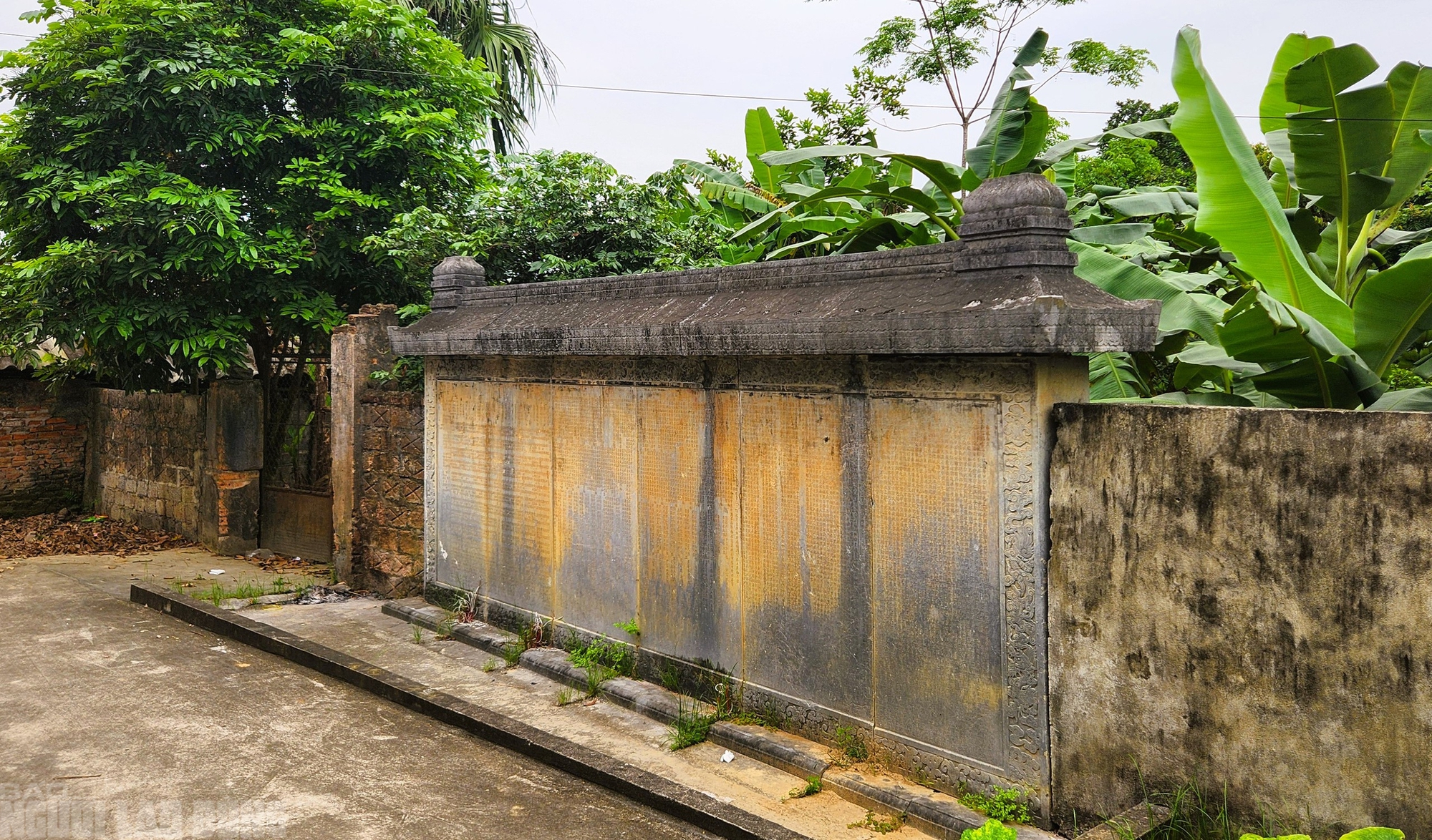 Bia cổ hơn 300 năm ở Thanh H&oacute;a th&agrave;nh tường r&agrave;o nh&agrave; d&acirc;n - Ảnh 2.
