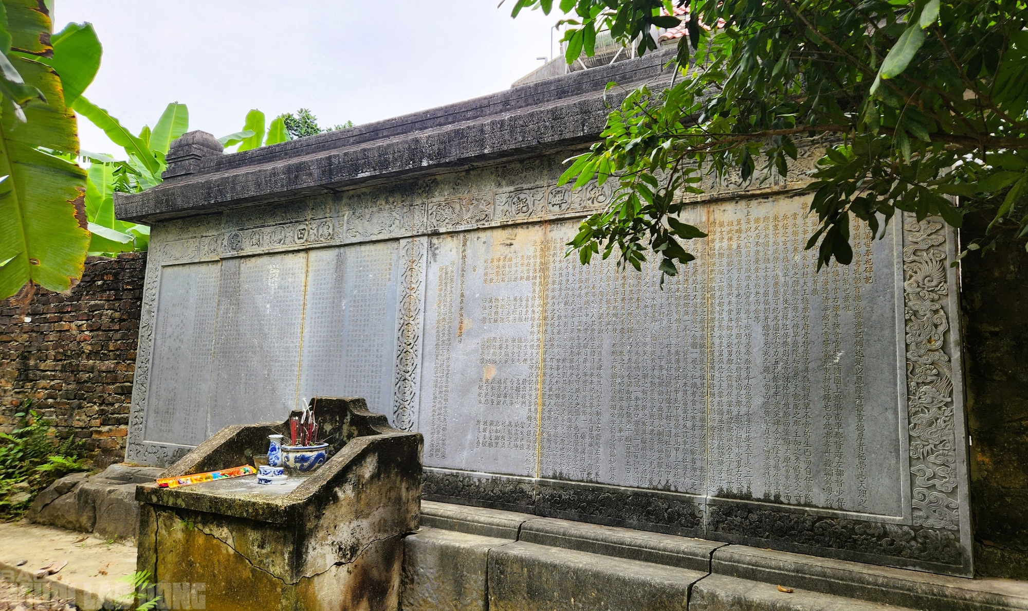 Bia cổ hơn 300 năm ở Thanh H&oacute;a th&agrave;nh tường r&agrave;o nh&agrave; d&acirc;n - Ảnh 5.