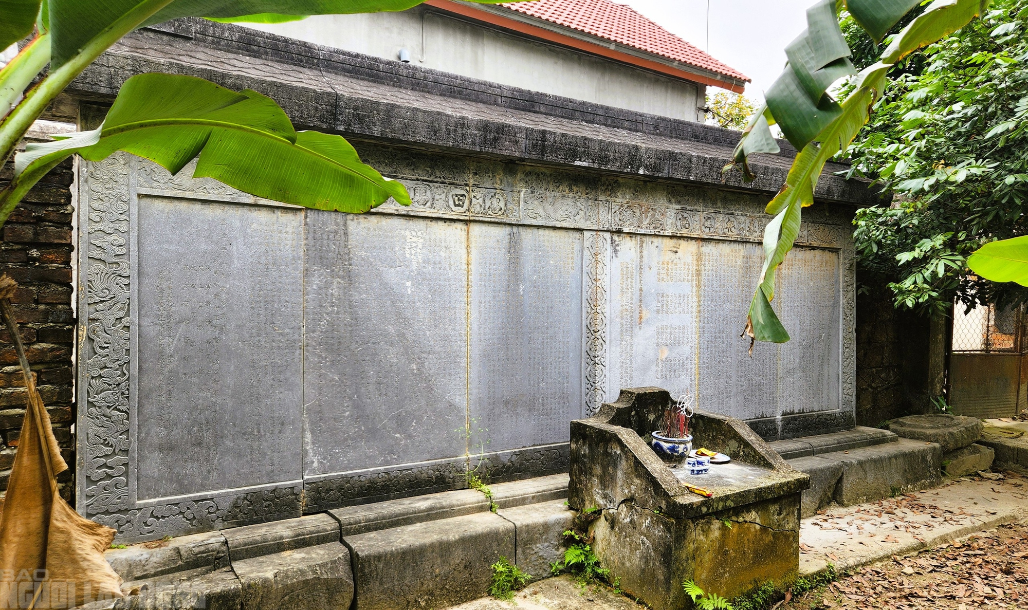 Bia cổ hơn 300 năm ở Thanh H&oacute;a th&agrave;nh tường r&agrave;o nh&agrave; d&acirc;n - Ảnh 4.