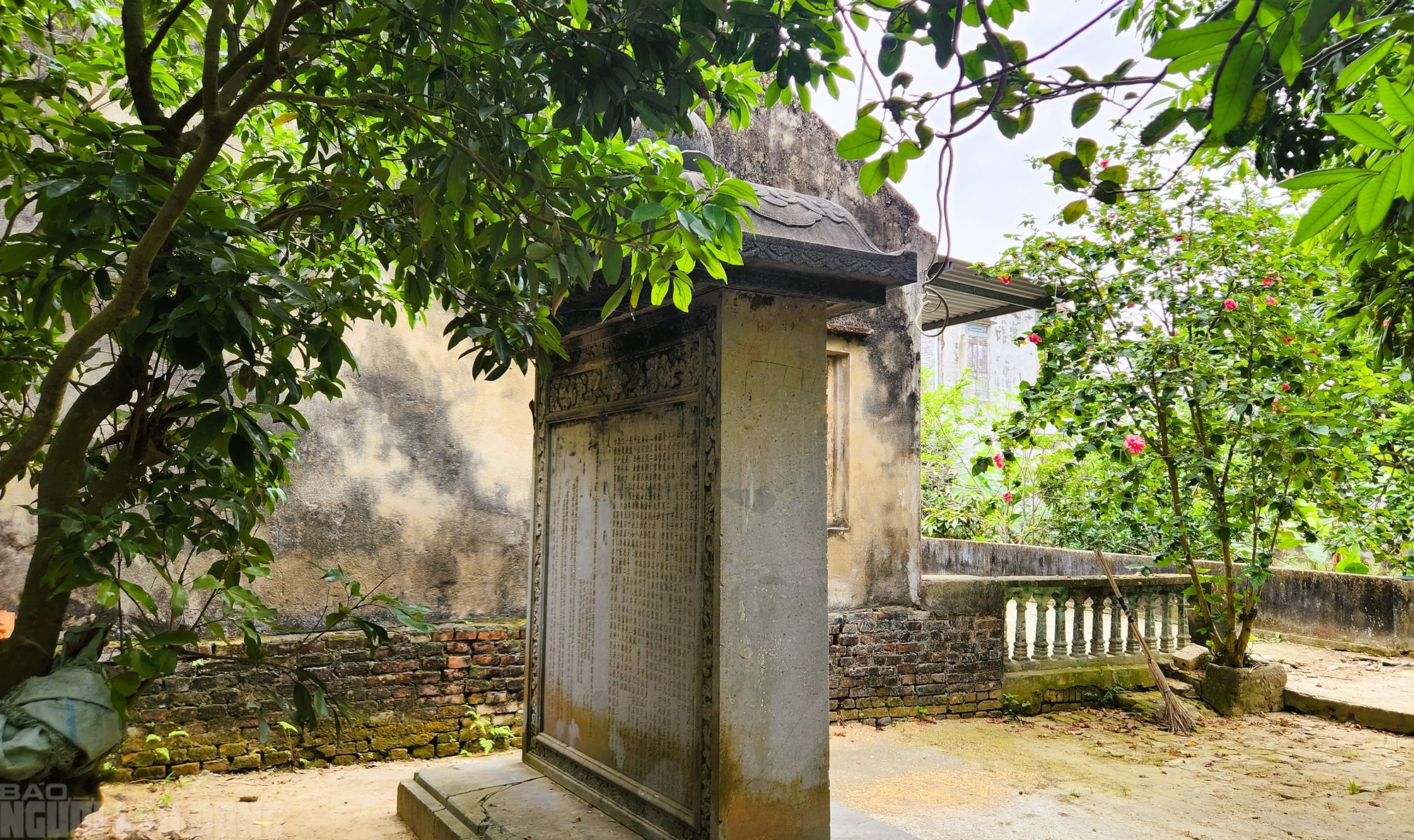 Bia cổ hơn 300 năm ở Thanh H&oacute;a th&agrave;nh tường r&agrave;o nh&agrave; d&acirc;n - Ảnh 9.