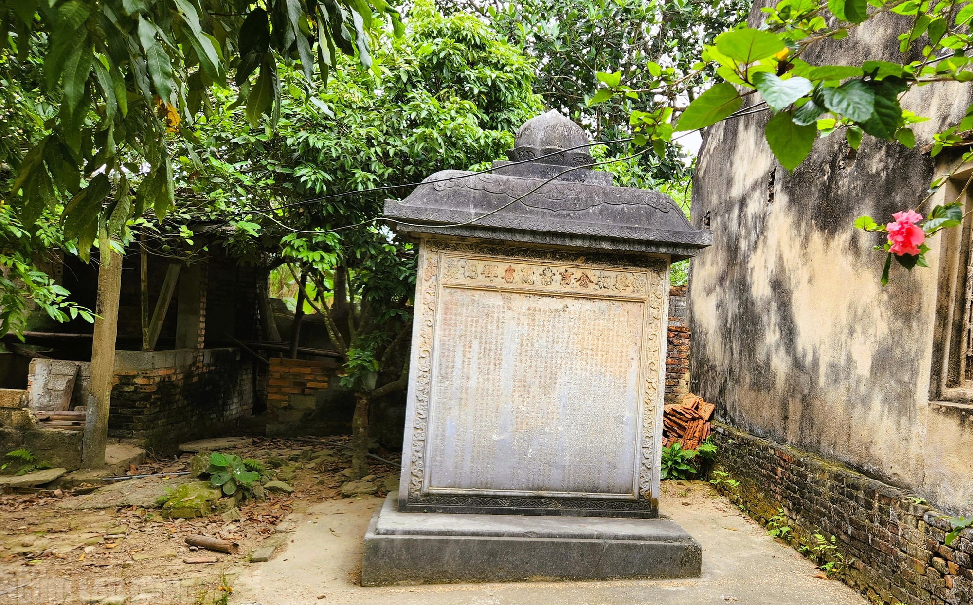 Bia cổ hơn 300 năm ở Thanh H&oacute;a th&agrave;nh tường r&agrave;o nh&agrave; d&acirc;n - Ảnh 10.