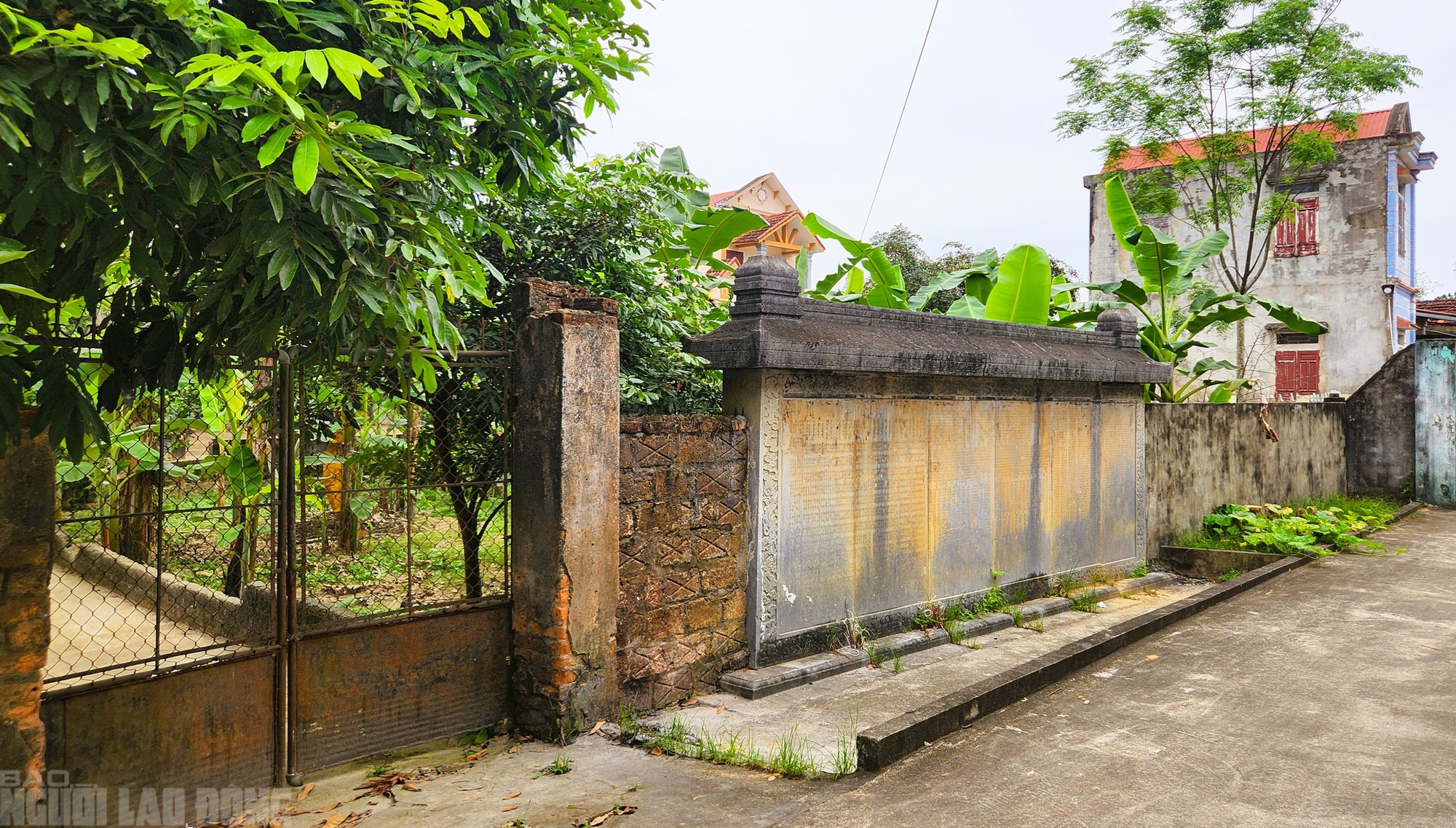 Bia cổ hơn 300 năm ở Thanh H&oacute;a th&agrave;nh tường r&agrave;o nh&agrave; d&acirc;n - Ảnh 12.