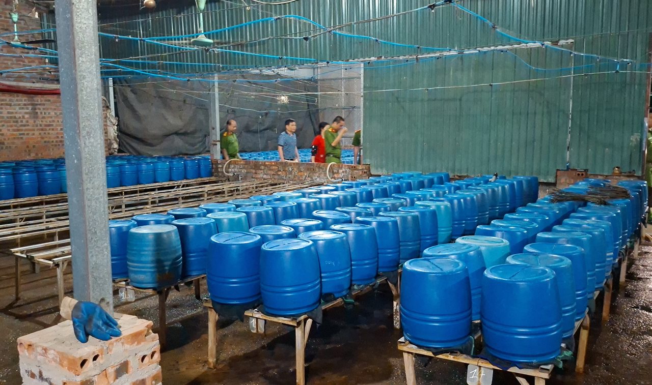 Cận cảnh b&ecirc;n trong cơ sở sản xuất hơn 500 tấn gi&aacute; đỗ c&oacute; sử dụng chất độc hại - Ảnh 2.
