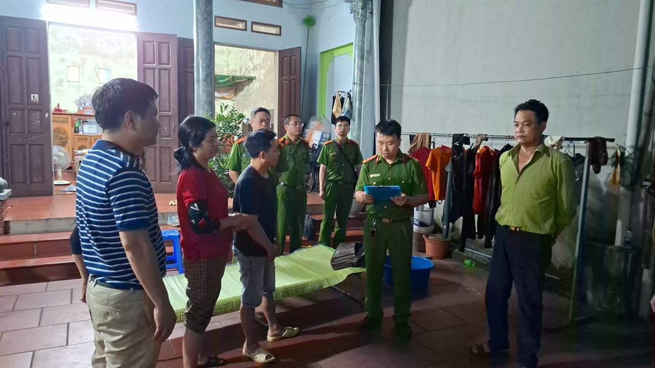 Cận cảnh b&ecirc;n trong cơ sở sản xuất hơn 500 tấn gi&aacute; đỗ c&oacute; sử dụng chất độc hại - Ảnh 1.