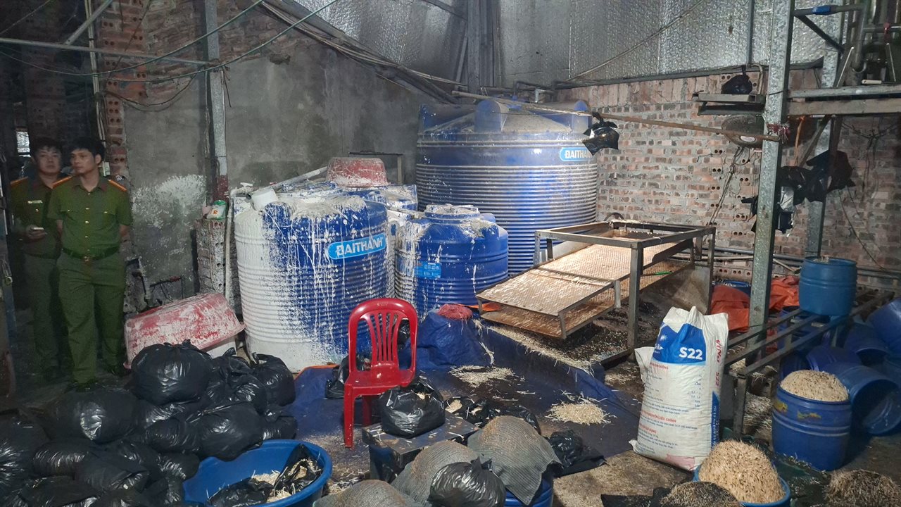 Cận cảnh b&ecirc;n trong cơ sở sản xuất hơn 500 tấn gi&aacute; đỗ c&oacute; sử dụng chất độc hại - Ảnh 4.