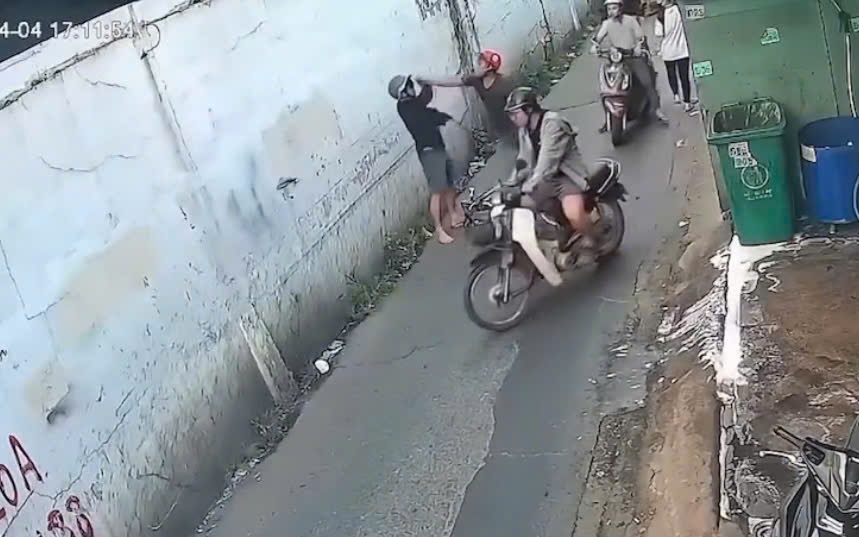 TPHCM: Clip hơn 120 giây ghi cảnh người đàn ông gây va chạm rồi đánh dã man người can ngăn 