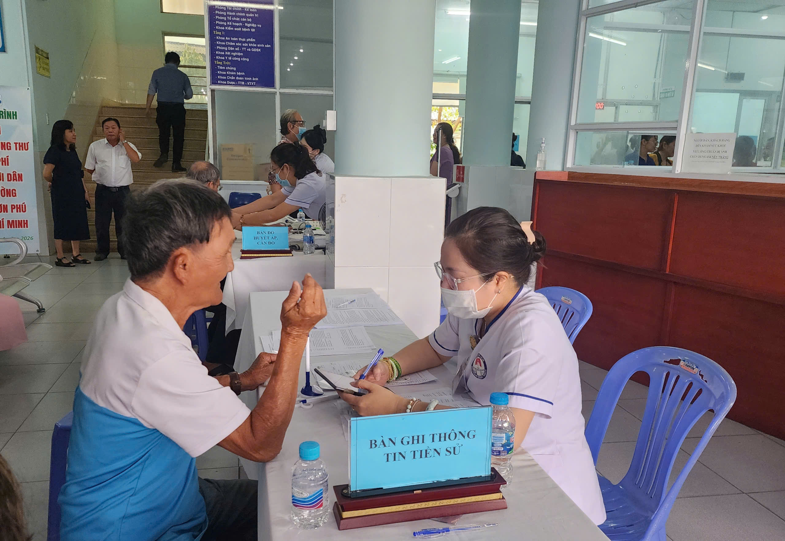 Hơn 63% người dân TPHCM khám tầm soát ngày 5-4 phát hiện có vấn đề sức khoẻ - Ảnh 1.