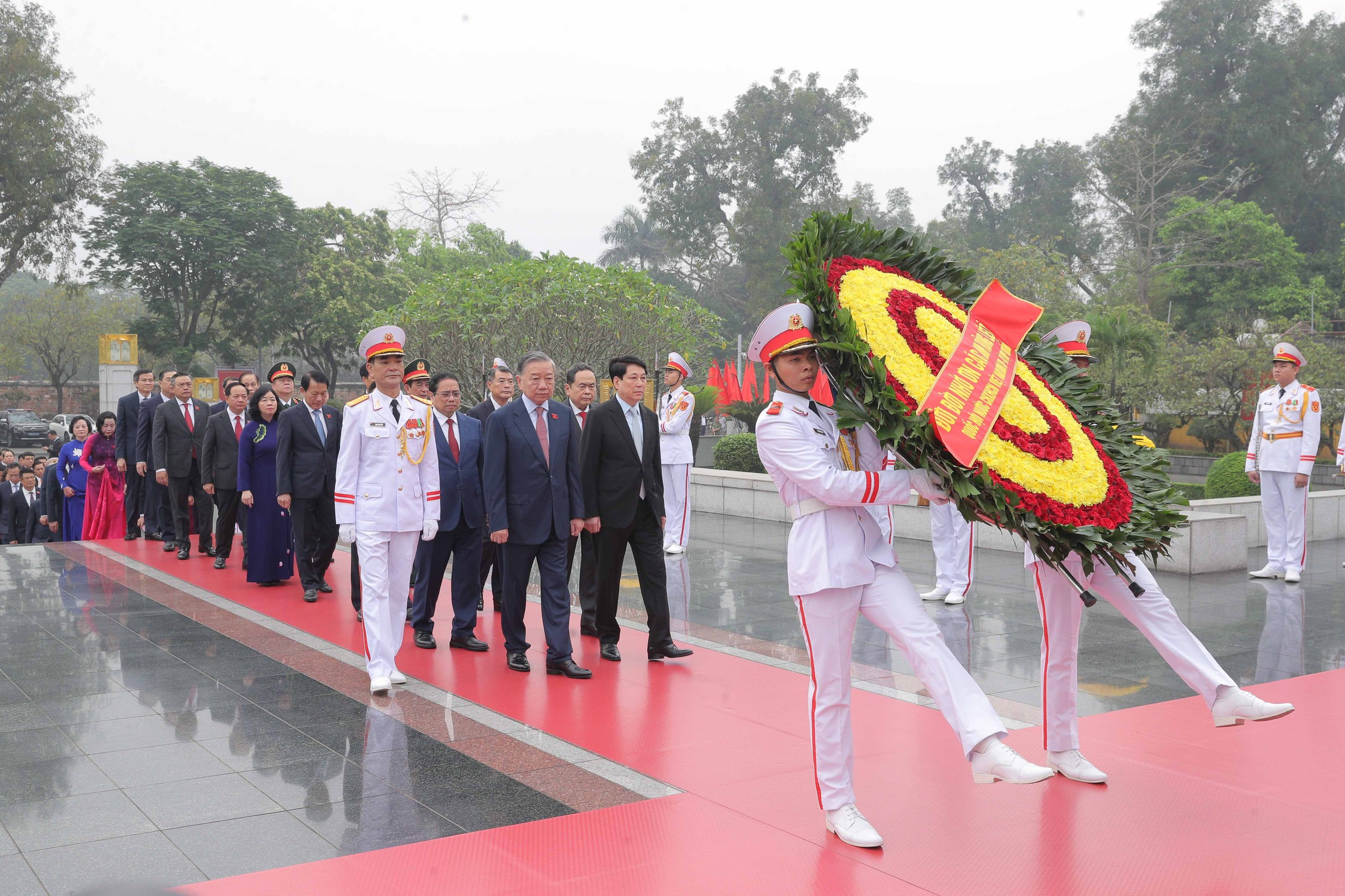 Lãnh đạo vào Lăng viếng Chủ tịch Hồ Chí Minh trước Kỳ họp Quốc hội 2026 - Ảnh 5.