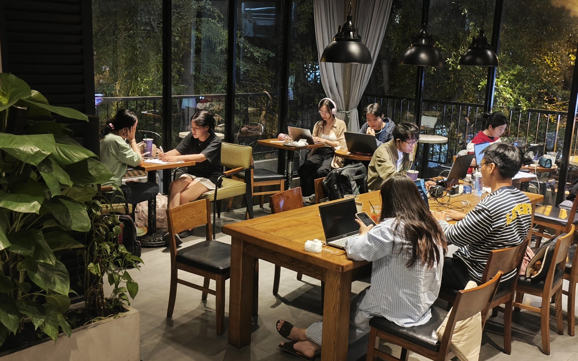 Vào quán cà phê ngồi 10 tiếng chỉ gọi 1 ly nước: Thu phí hay làm ngơ để giữ khách?