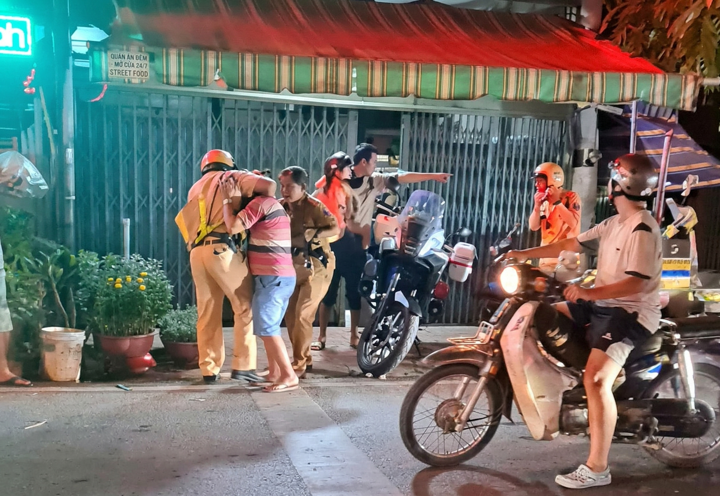 Nhóm người cản trở CSGT tại TPHCM: Hành vi chống đối gây chú ý - Ảnh 1.
