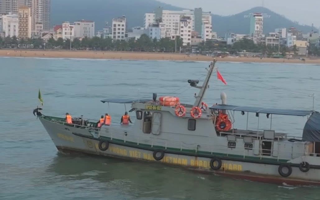 Huy động tàu cá thả lưới tìm nam sinh lớp 12 mất tích trên biển Quy Nhơn