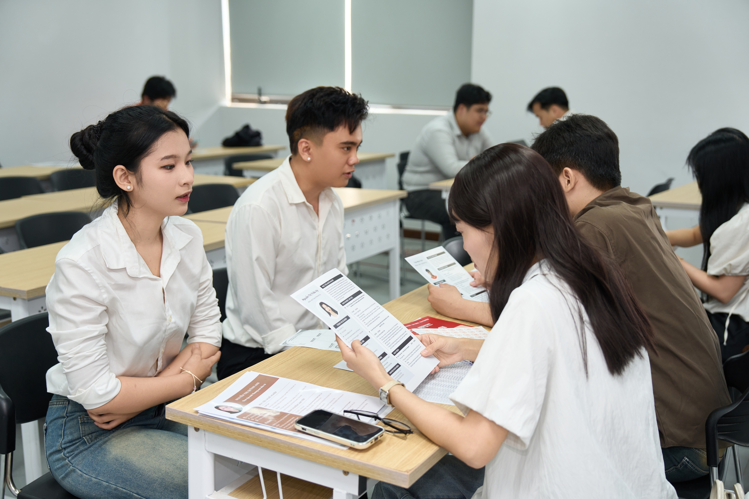 Sinh viên "thử lửa" tuyển dụng với 25 doanh nghiệp - Ảnh 1.