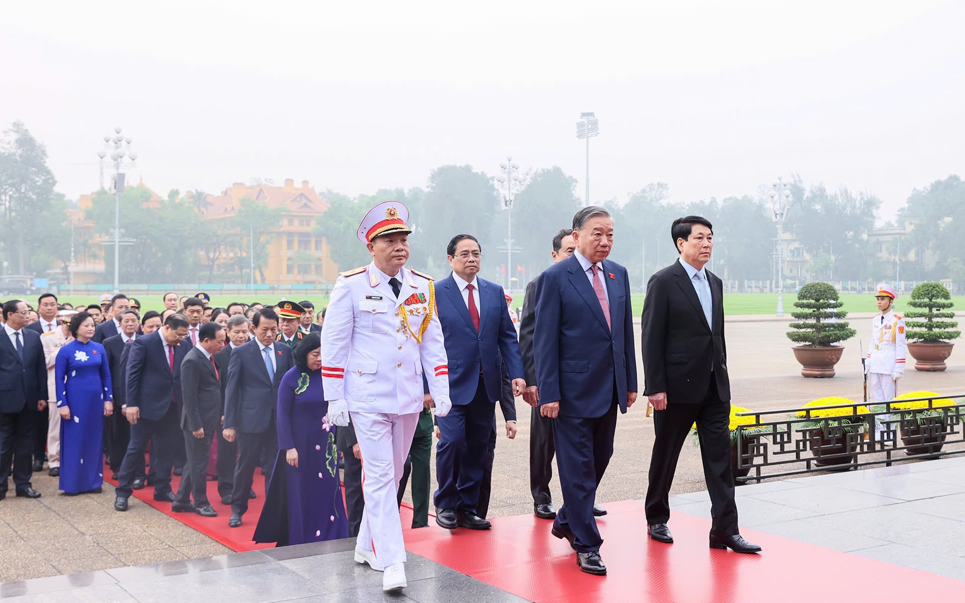 Lãnh đạo Đảng, Nhà nước và các đại biểu Quốc hội vào Lăng viếng Chủ tịch Hồ Chí Minh