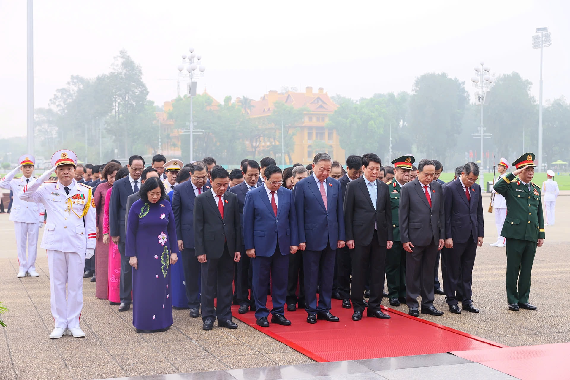 Lãnh đạo vào Lăng viếng Chủ tịch Hồ Chí Minh trước Kỳ họp Quốc hội 2026 - Ảnh 3.