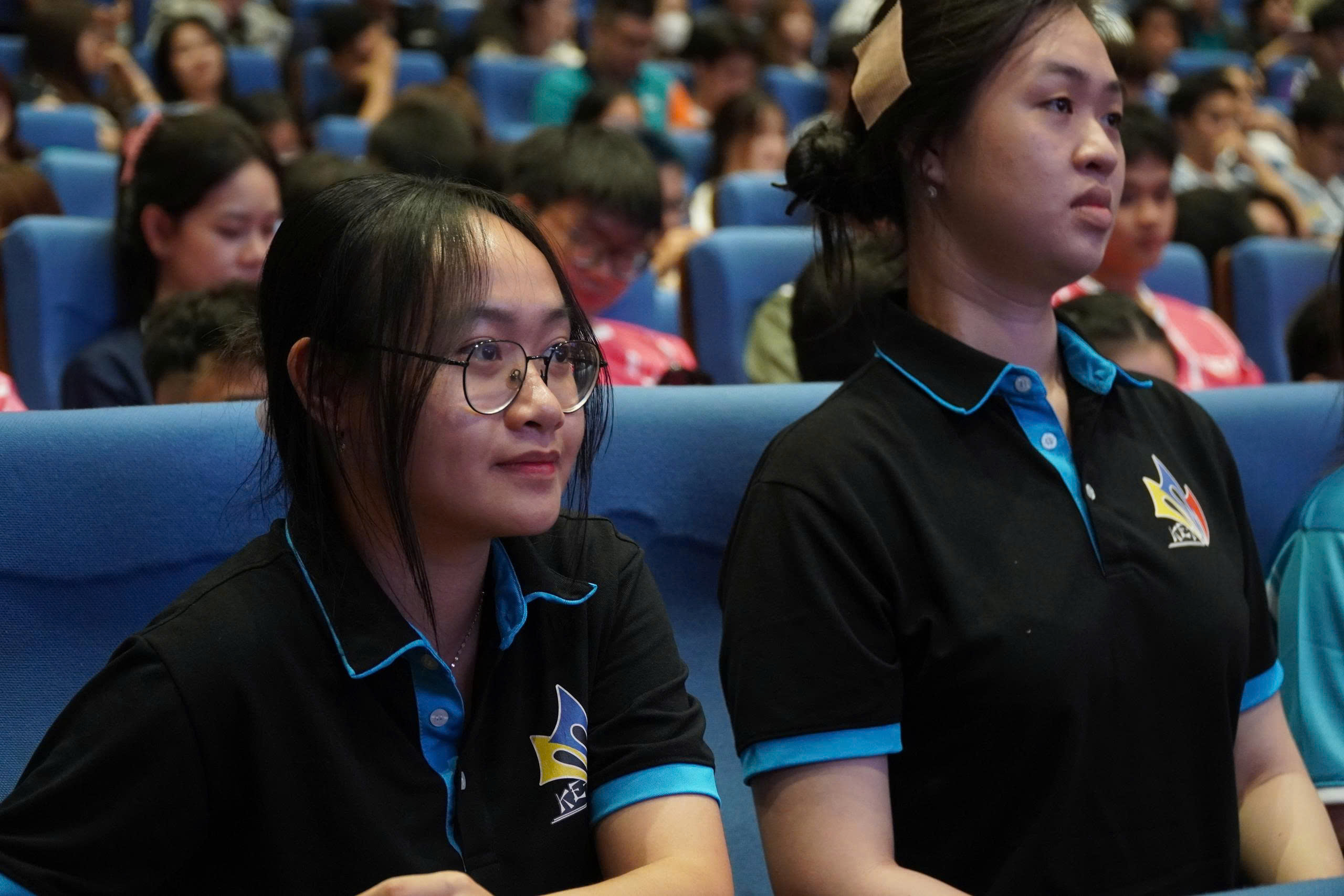 Nguyễn C&ocirc;ng Phượng tiếp động lực cho b&oacute;ng hồng s&acirc;n cỏ ở ĐH Kinh tế TPHCM - Ảnh 6.