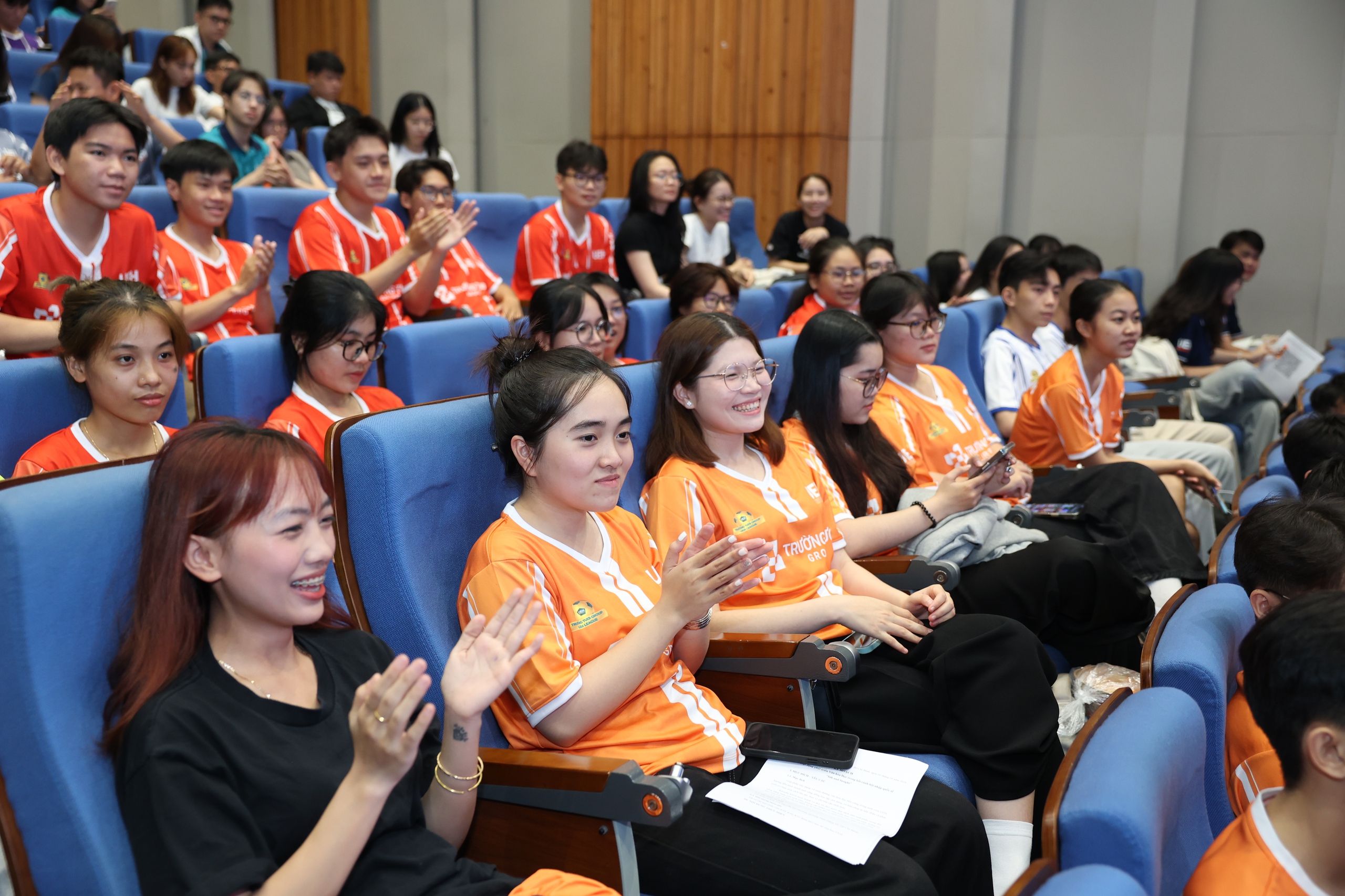 Nguyễn C&ocirc;ng Phượng tiếp động lực cho b&oacute;ng hồng s&acirc;n cỏ ở ĐH Kinh tế TPHCM - Ảnh 1.