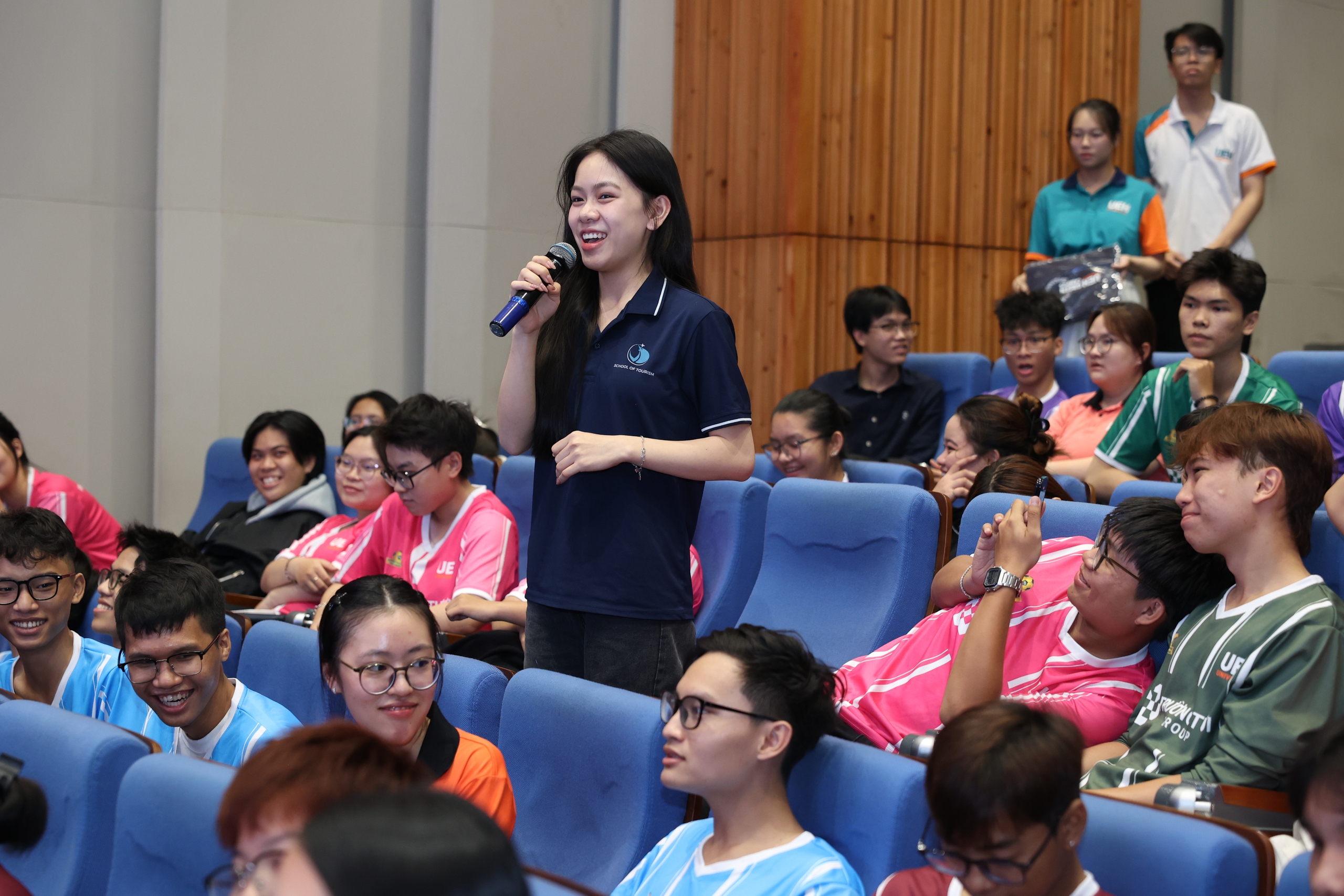 Nguyễn C&ocirc;ng Phượng tiếp động lực cho b&oacute;ng hồng s&acirc;n cỏ ở ĐH Kinh tế TPHCM - Ảnh 2.