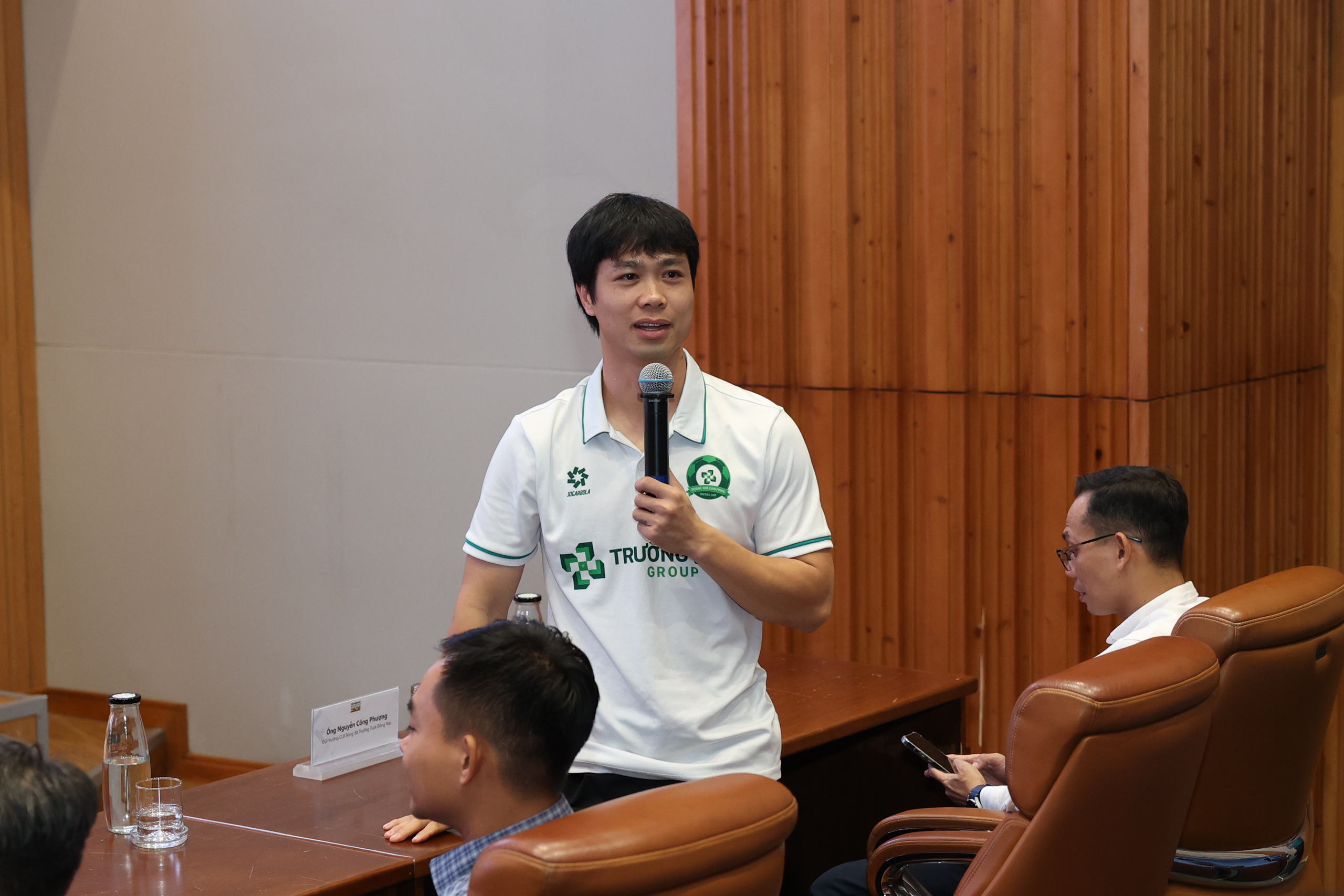 Nguyễn C&ocirc;ng Phượng tiếp động lực cho b&oacute;ng hồng s&acirc;n cỏ ở ĐH Kinh tế TPHCM - Ảnh 5.