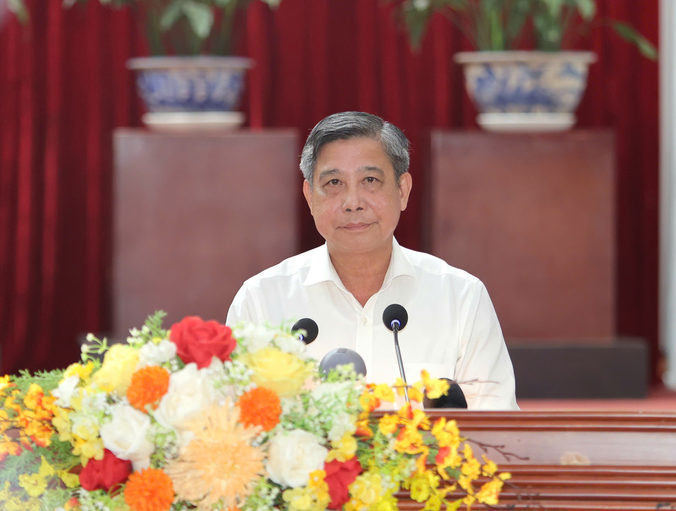 Chủ tịch Cần Thơ khen thưởng gần 800 tập thể, cá nhân có thành tích trong tổ chức bầu cử - Ảnh 1.
