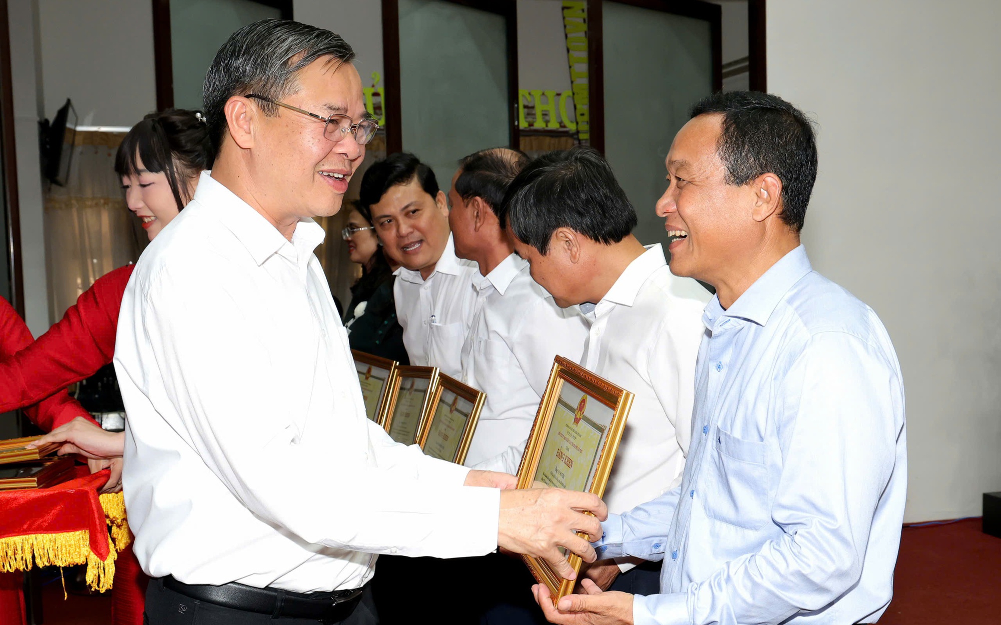 Cần Thơ khen thưởng gần 800 tập thể, cá nhân có thành tích xuất sắc trong tổ chức bầu cử