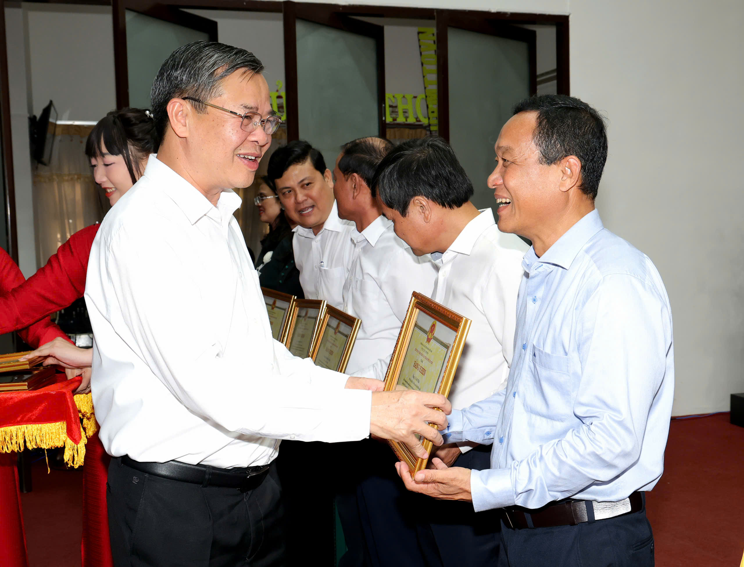 Chủ tịch Cần Thơ khen thưởng gần 800 tập thể, cá nhân có thành tích trong tổ chức bầu cử - Ảnh 3.