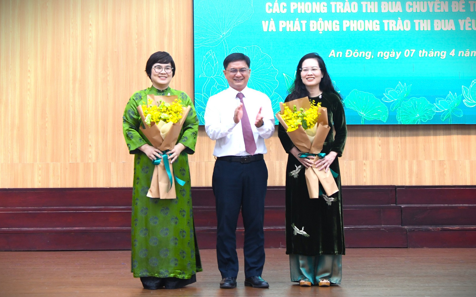 Bí thư và Phó Bí thư Đảng ủy phường An Đông nhận Huân chương lao động hạng 3