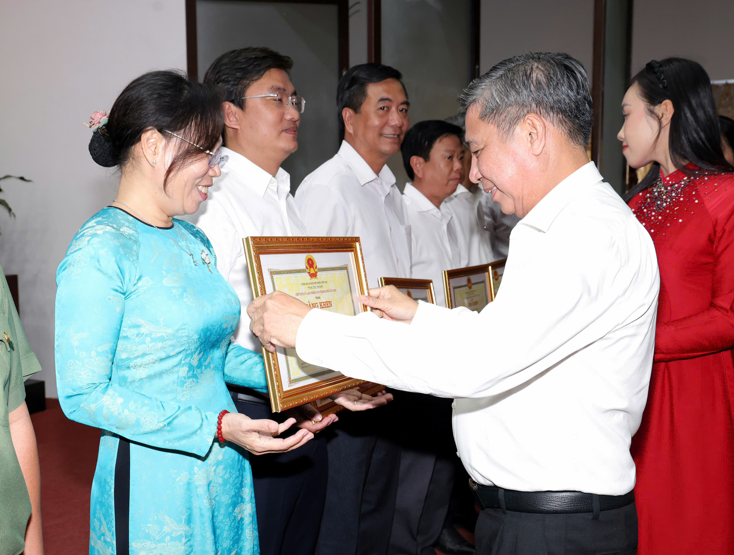 Chủ tịch Cần Thơ khen thưởng gần 800 tập thể, cá nhân có thành tích trong tổ chức bầu cử - Ảnh 2.
