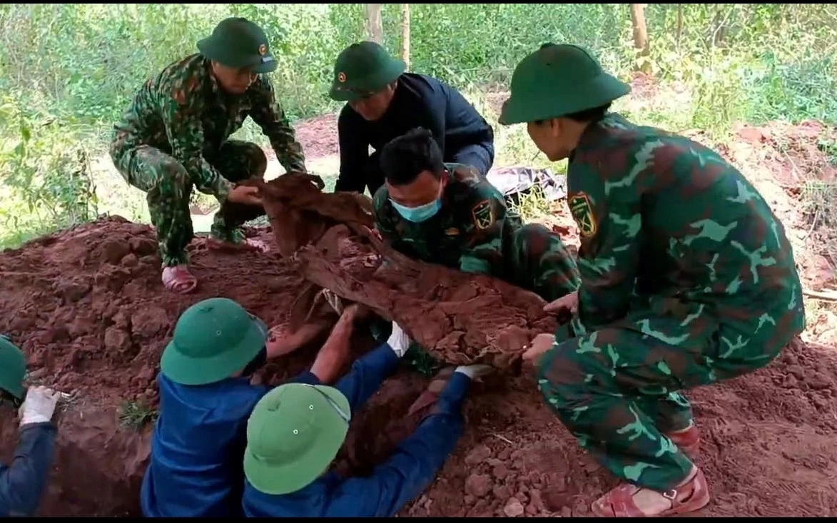 Cúc áo quân phục, võng dù hé lộ nơi an táng 2 liệt sĩ giữa núi rừng Quảng Trị