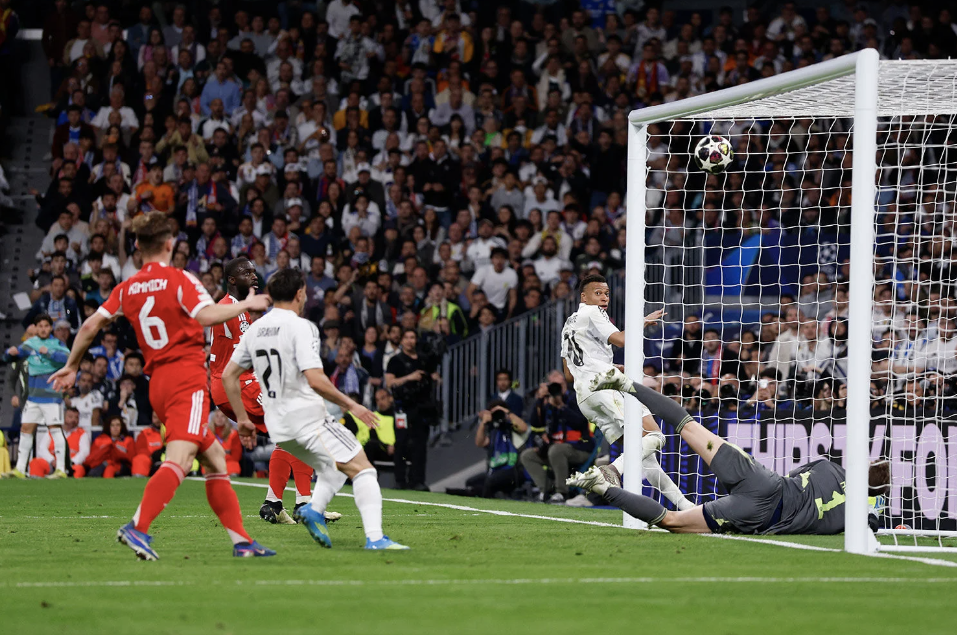 Dàn sao Bayern Munich bùng nổ, Real Madrid thất thủ tại Bernabeu - Ảnh 5.