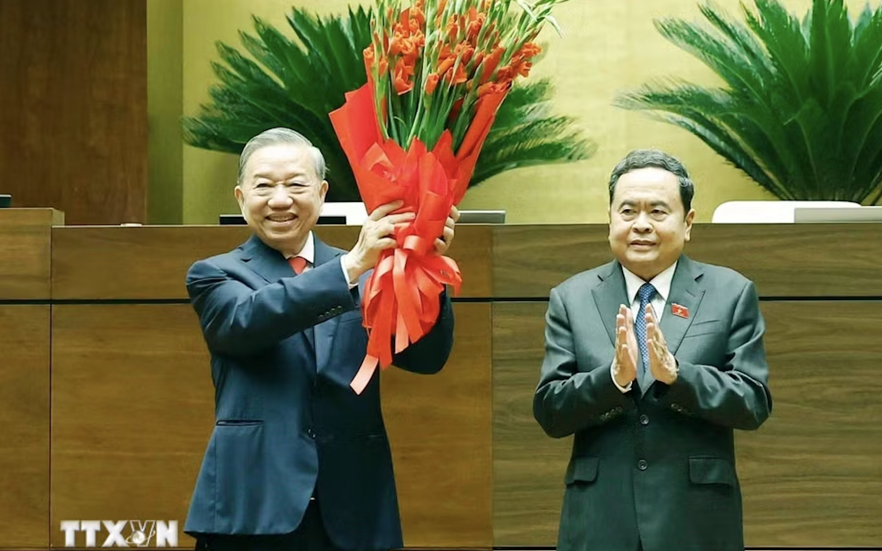 Tổng Bí thư, Chủ tịch nước Lào chúc mừng Tổng Bí thư, Chủ tịch nước Tô Lâm