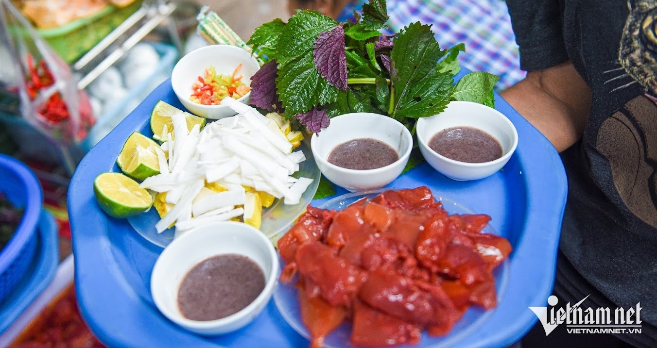 Món ăn 'hạ hỏa' ngày nắng nóng ở Hà Nội, hương vị gây tranh cãi vẫn hút khách