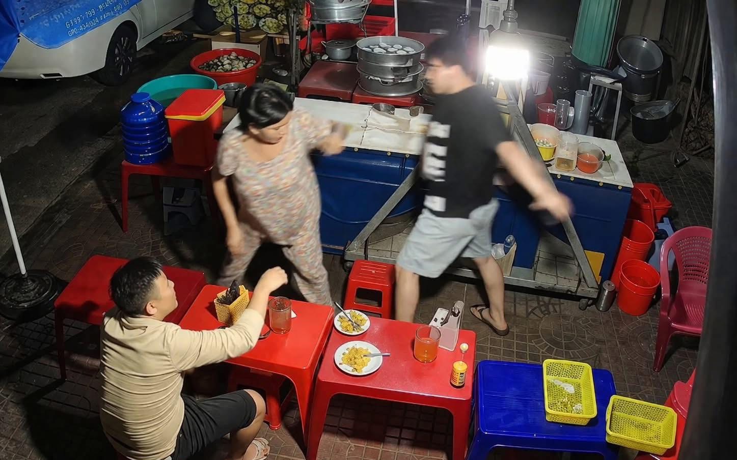 CLIP: Phẫn nộ cảnh thanh niên đánh cụ bà đang phục vụ tại quán ăn khuya