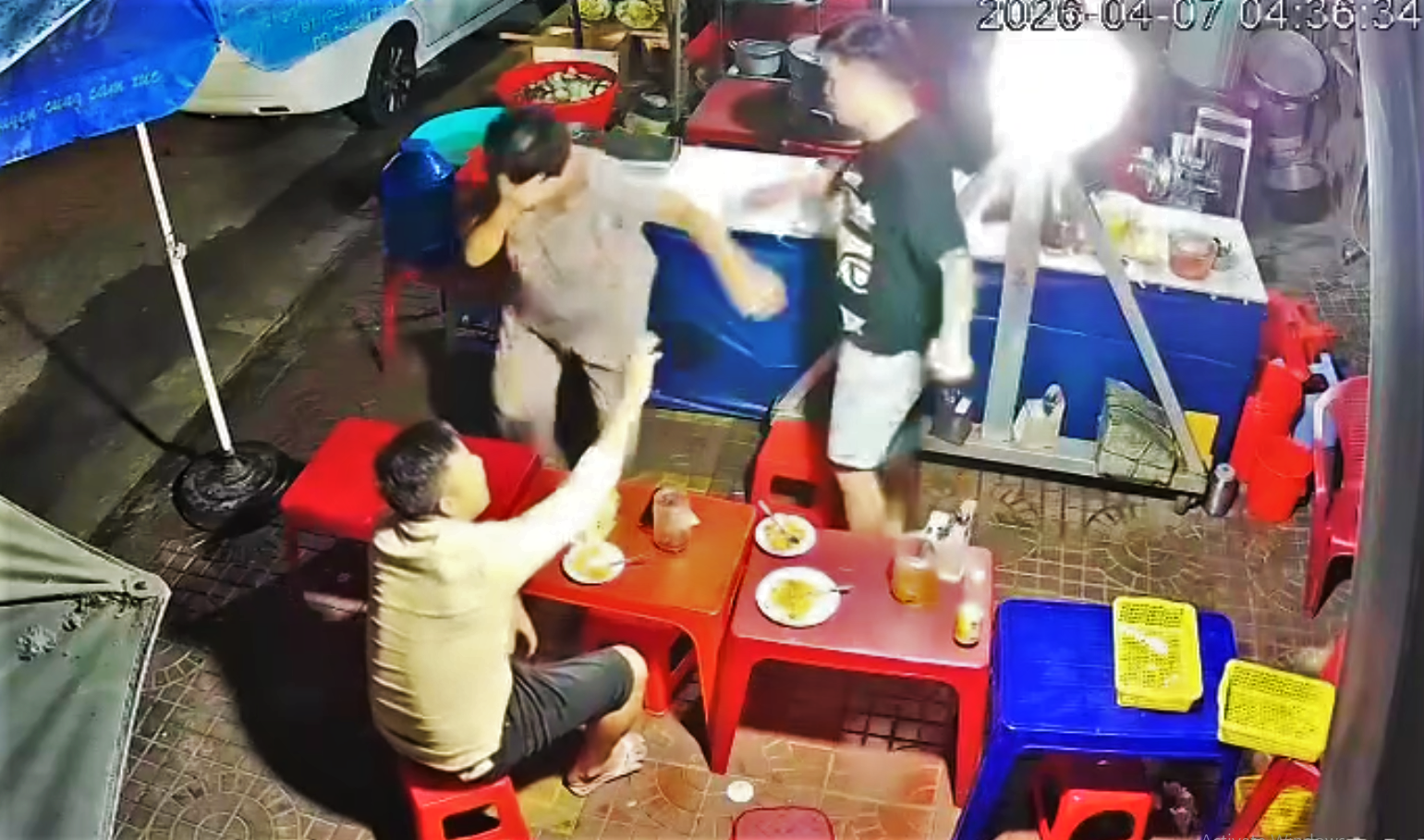 Diễn biến bất ngờ vụ đ&aacute;nh phụ nữ lớn tuổi trong qu&aacute;n ăn khuya ở Gia Lai - Ảnh 1.