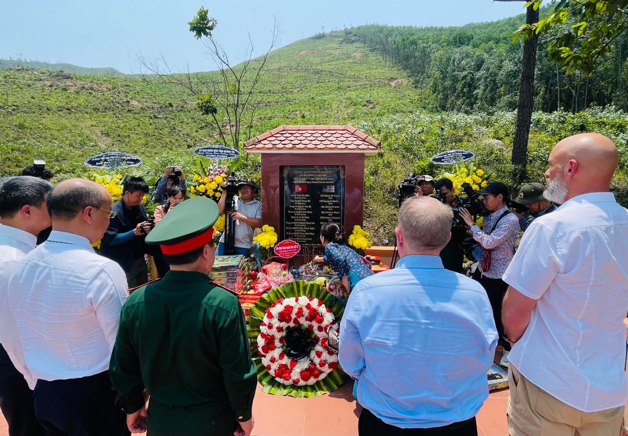 Tưởng niệm 25 năm tai nạn trực thăng l&agrave;m 16 người tử nạn khi t&igrave;m kiếm người Mỹ mất t&iacute;ch - Ảnh 1.