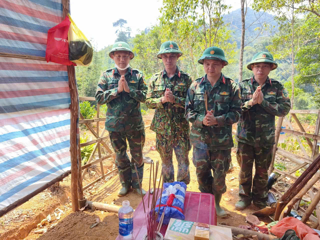 Tiếp tục phát hiện di vật nghi chứa thông tin quan trọng chôn cùng hài cốt liệt sĩ - Ảnh 2.