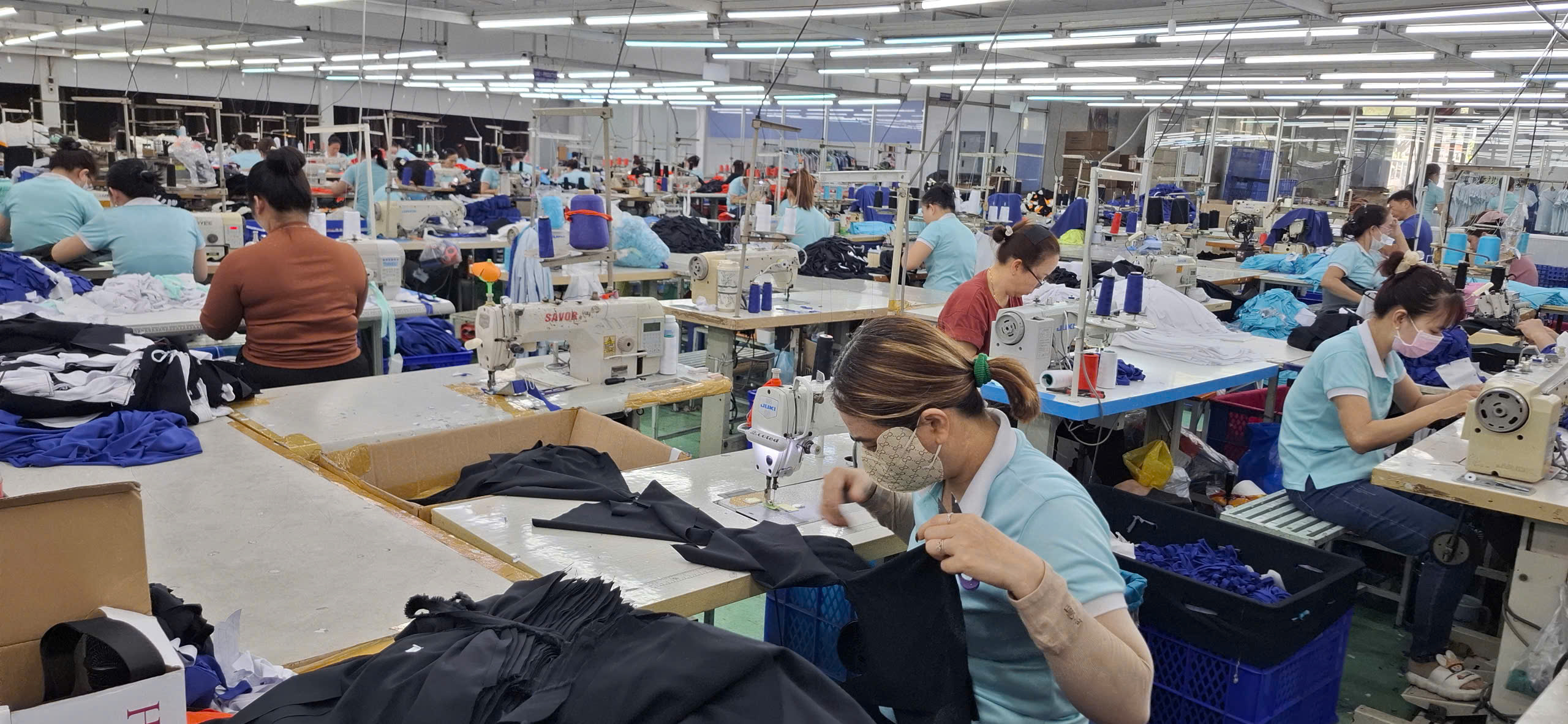 Nhiều doanh nghiệp thông báo sớm lịch nghỉ lễ Giỗ Tổ Hùng Vương và 30-4 - Ảnh 1.