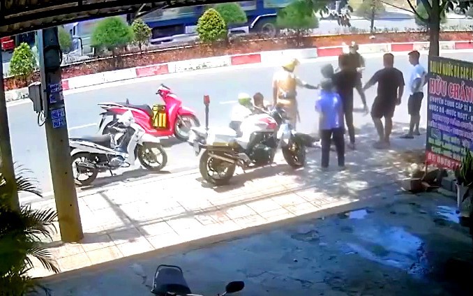 Công an Đồng Nai thông tin rõ sự thật về clip "CSGT chạy mô tô cầm gậy đuổi theo đánh người vi phạm”