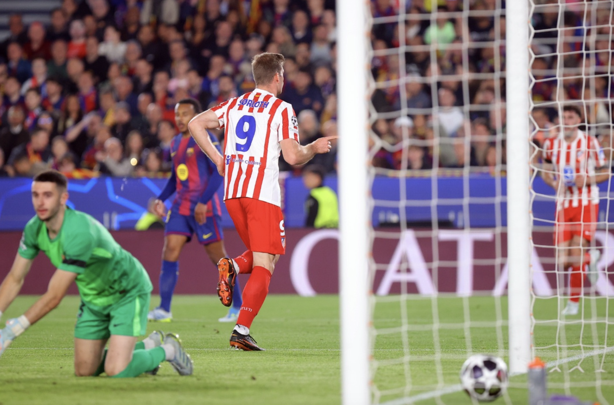 Barcelona thua sốc s&acirc;n nh&agrave;, Atletico Madrid mơ v&eacute; b&aacute;n kết Champions League - Ảnh 6.